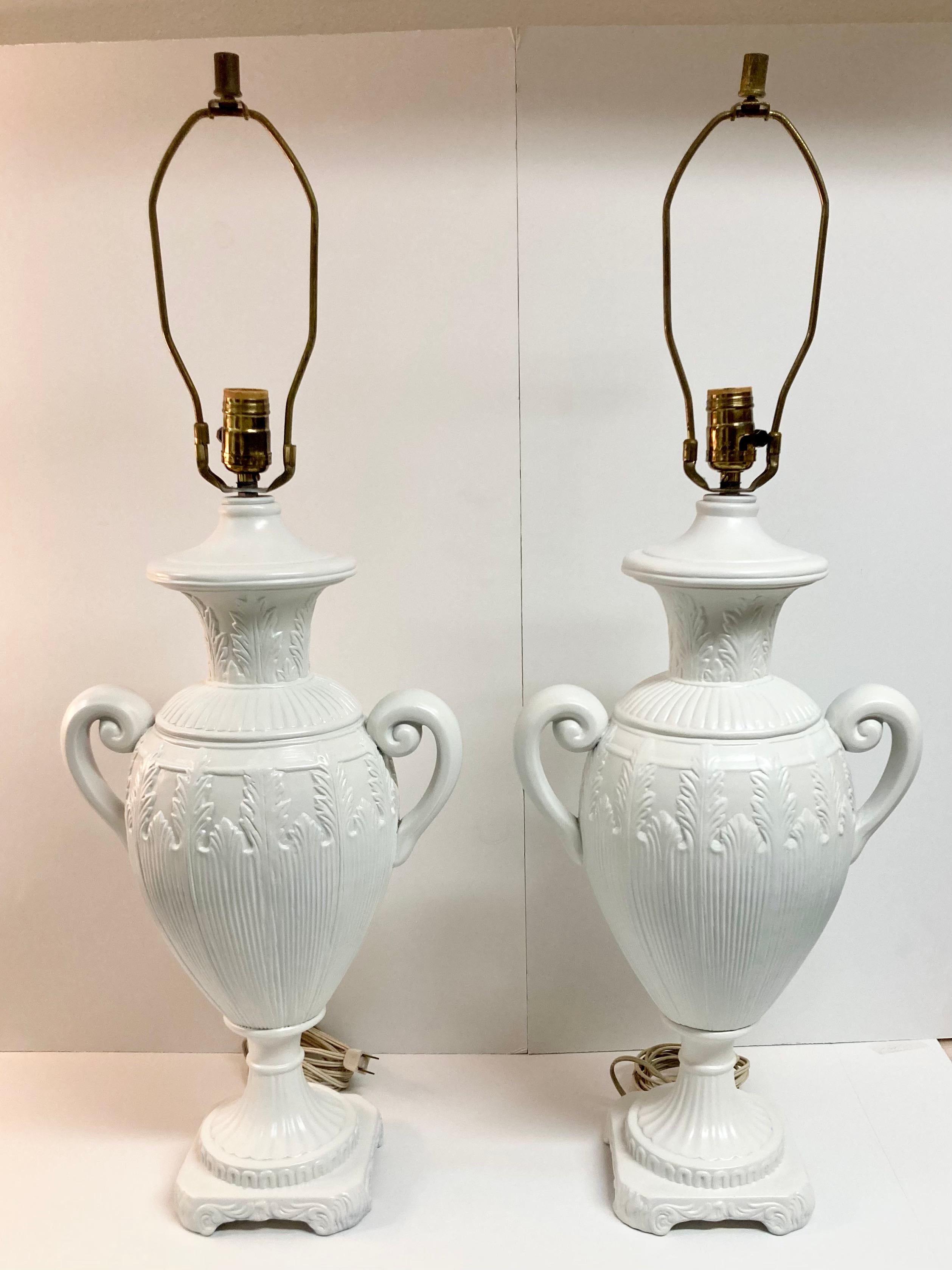 Magnifique paire de lampes de table urnes en céramique de style Hollywood Regency, en finition laquée blanche. Merveilleux design néoclassique pour ajouter un peu d'architecture à votre maison ou à votre projet. Il suffit d'ajouter votre style de