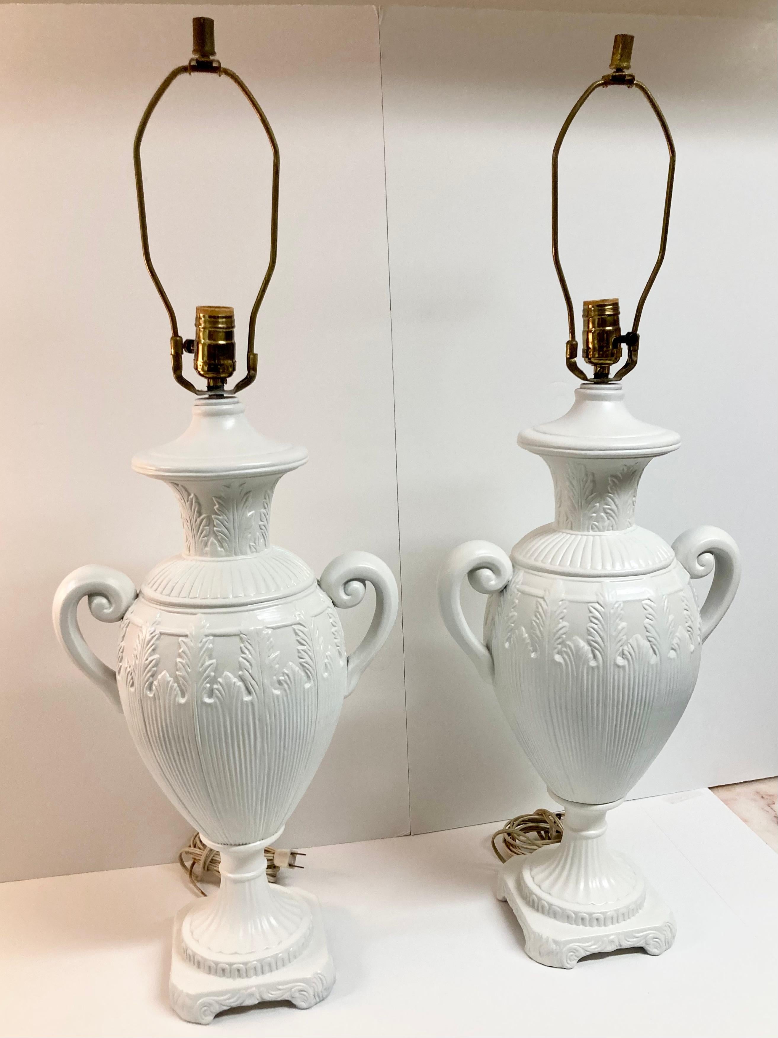 Américain Paire de lampes de table urne en céramique Hollywood Regency finition laquée blanc frais en vente