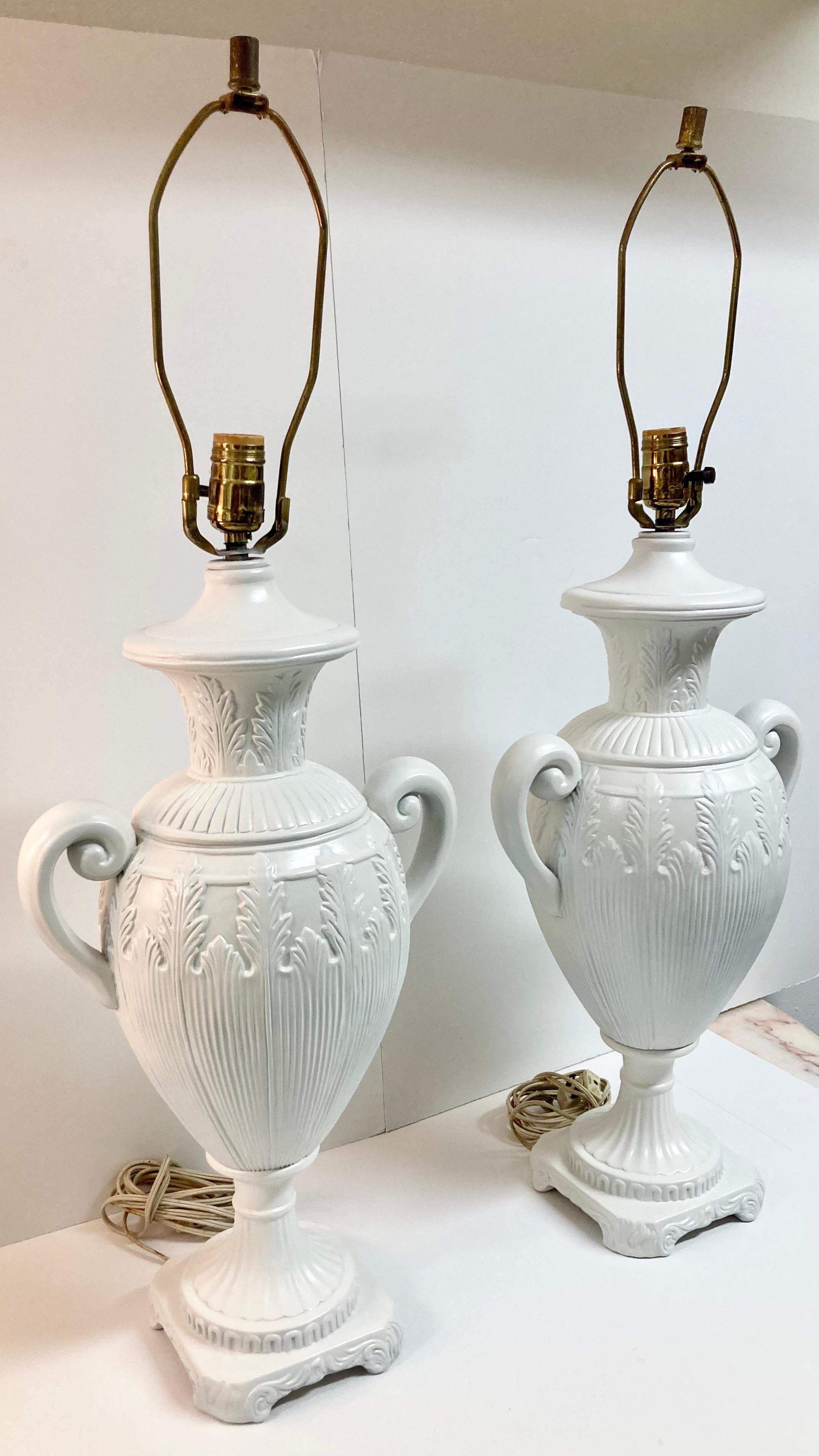 Fin du 20e siècle Paire de lampes de table urne en céramique Hollywood Regency finition laquée blanc frais en vente