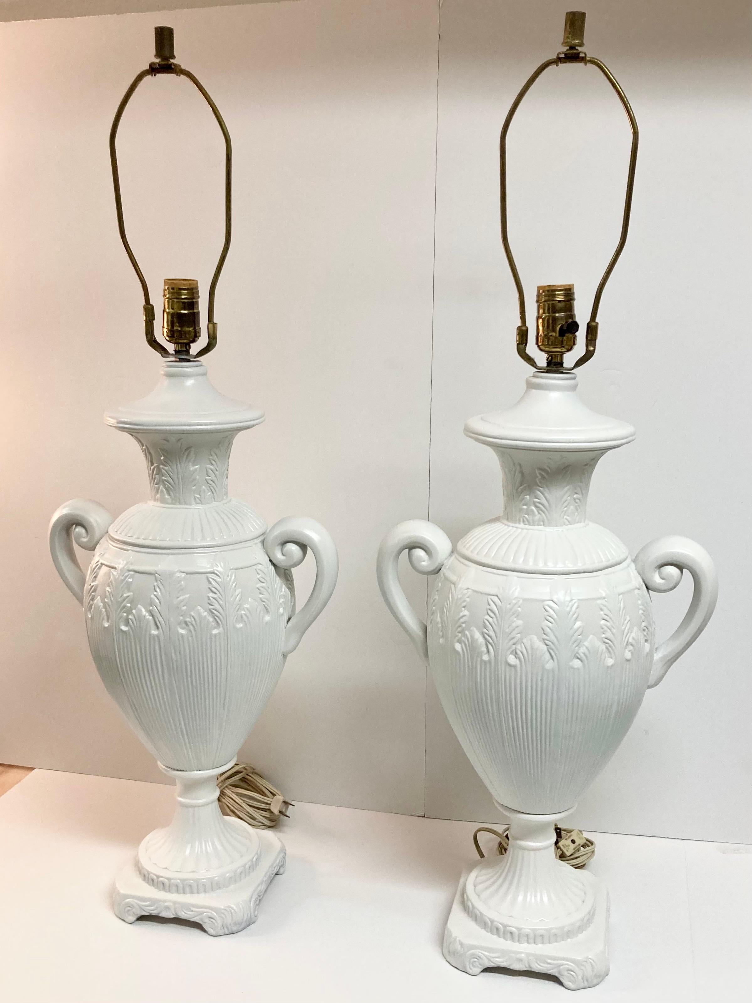 Céramique Paire de lampes de table urne en céramique Hollywood Regency finition laquée blanc frais en vente