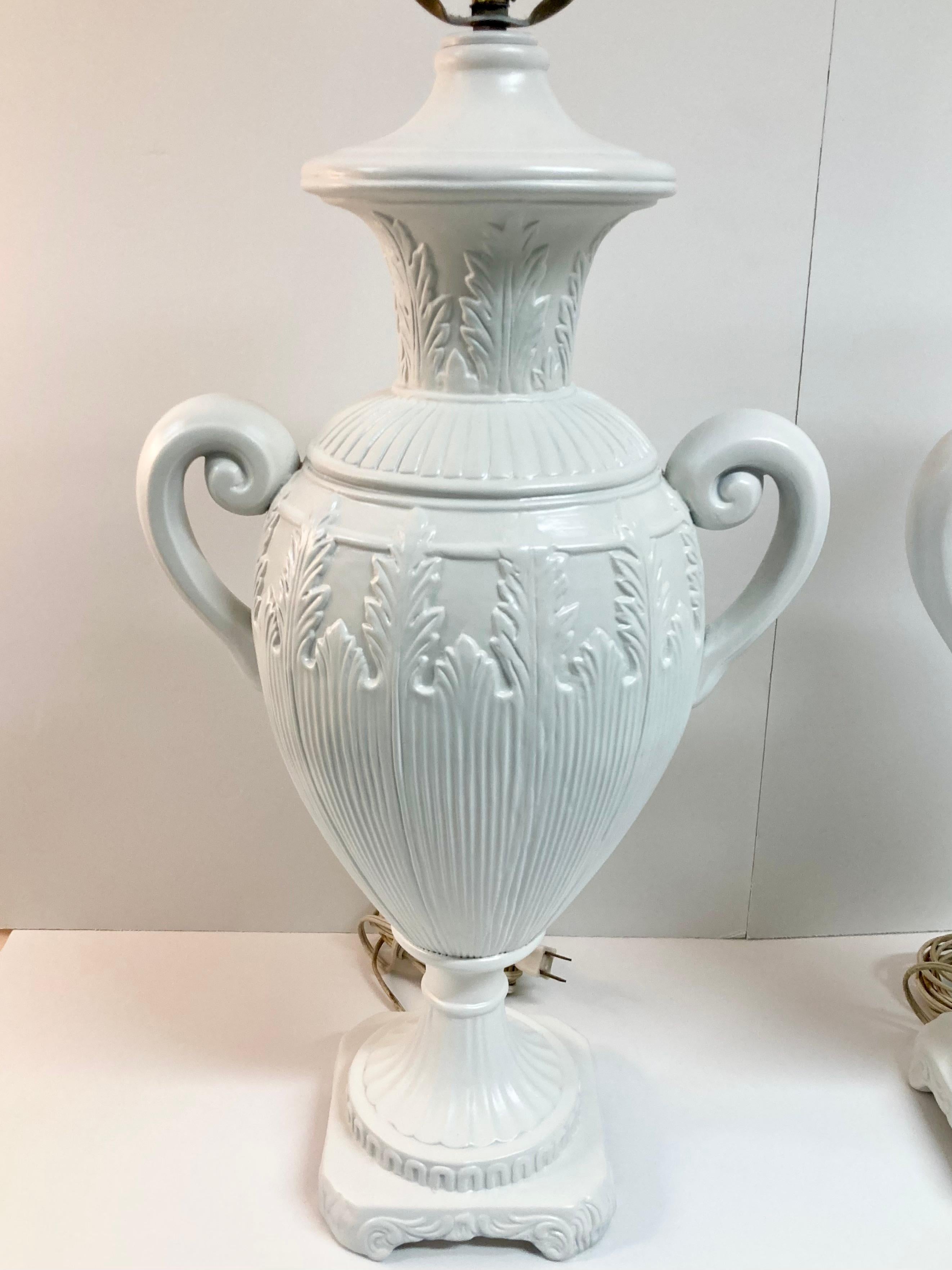 Paire de lampes de table urne en céramique Hollywood Regency finition laquée blanc frais en vente 1