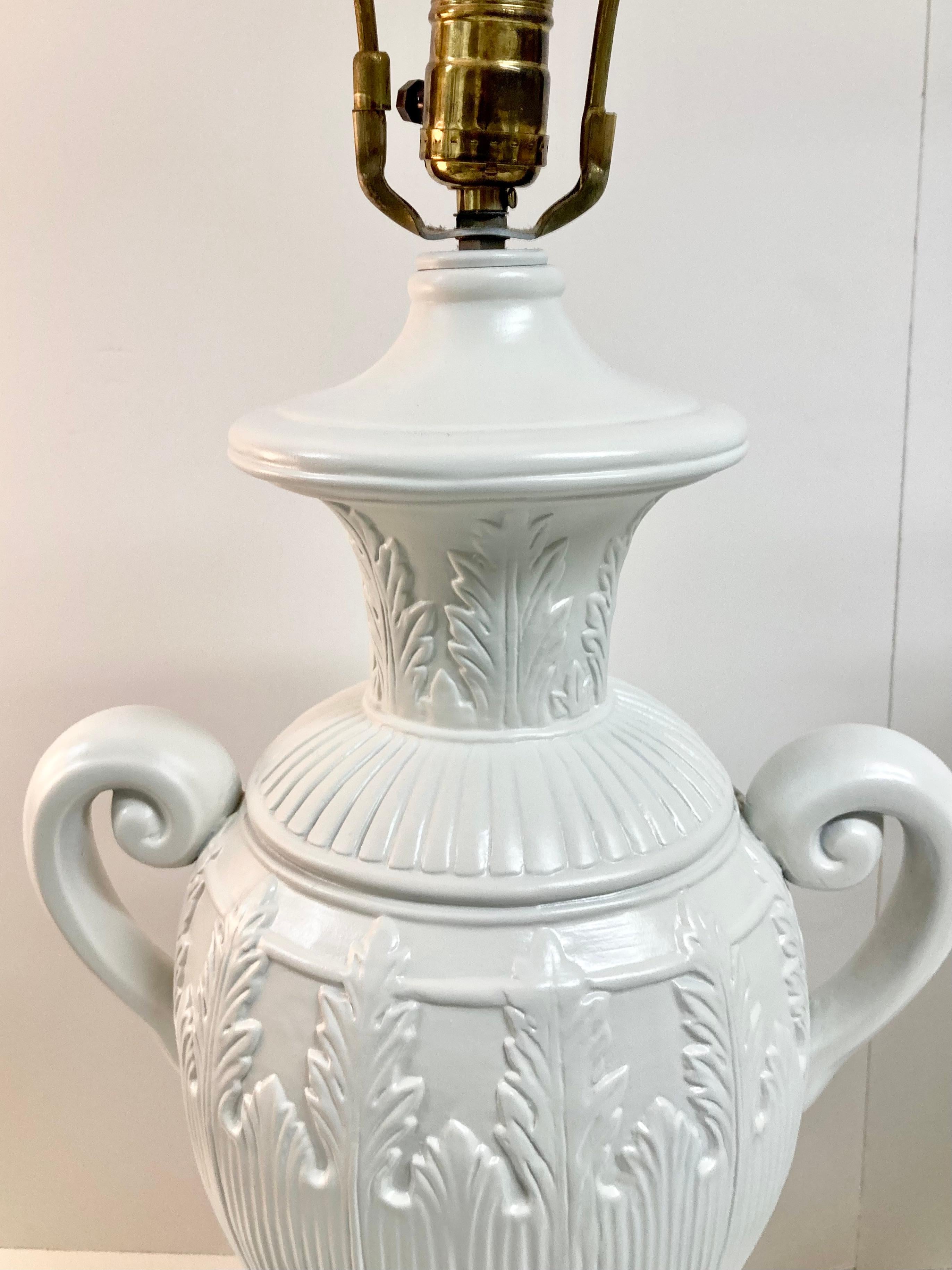 Paire de lampes de table urne en céramique Hollywood Regency finition laquée blanc frais en vente 3