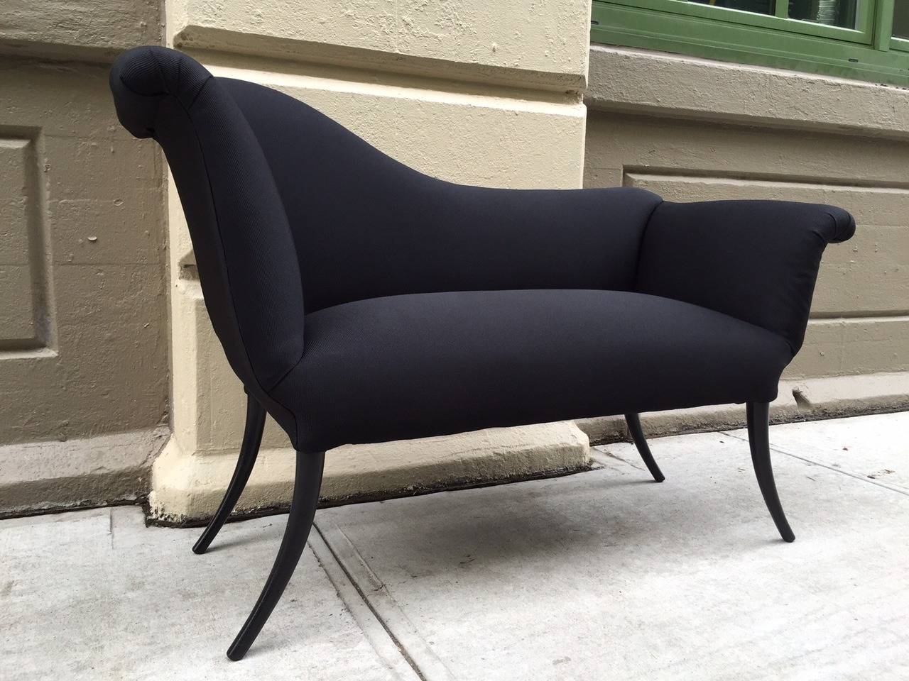 Hollywood Regency Chaiselongue oder Recamier. Die Beine sind aus schwarz lackiertem Holz.