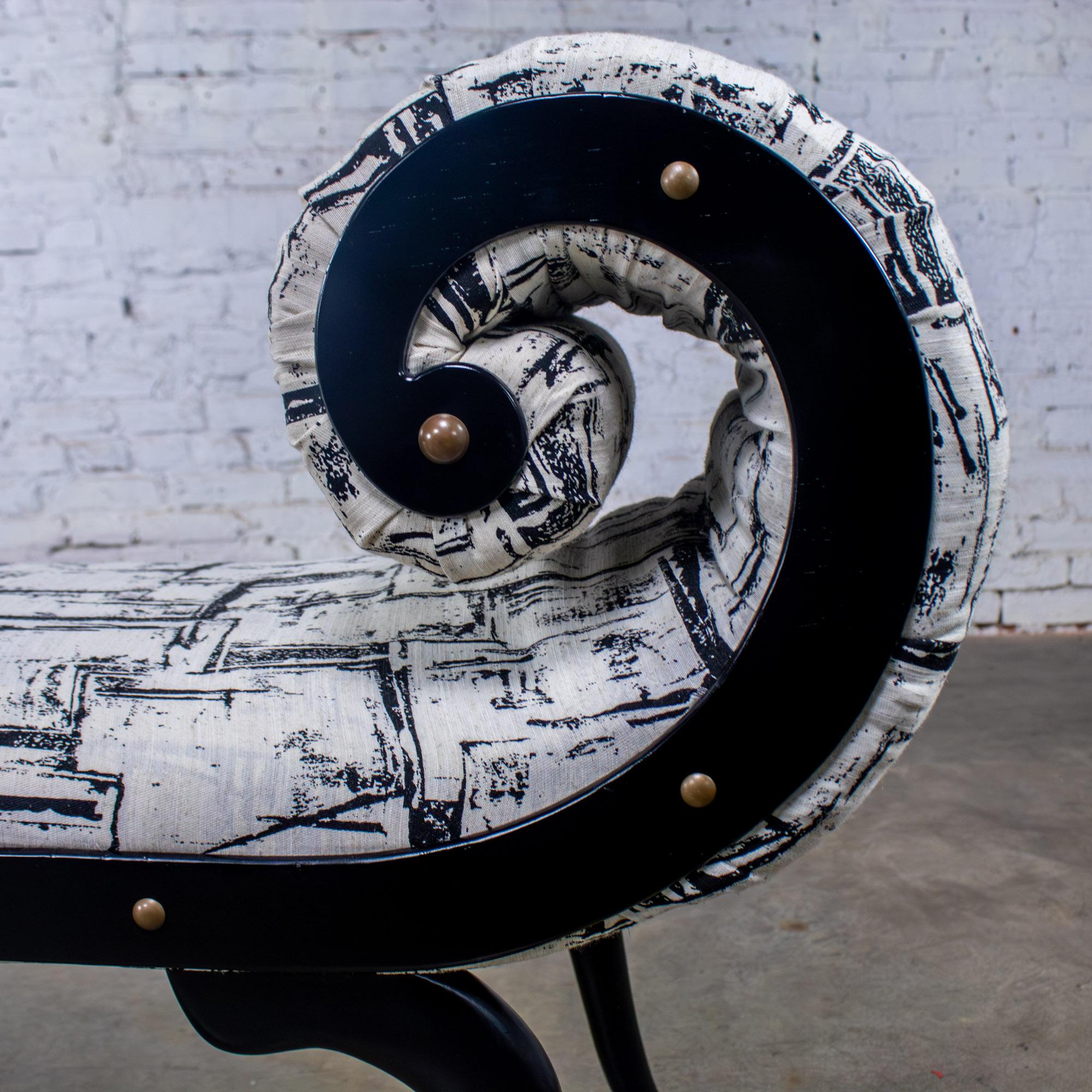 Tessuto Panchina Hollywood Regency con chaise di Irving Chase Manufacturing con braccio a smerlo in vendita