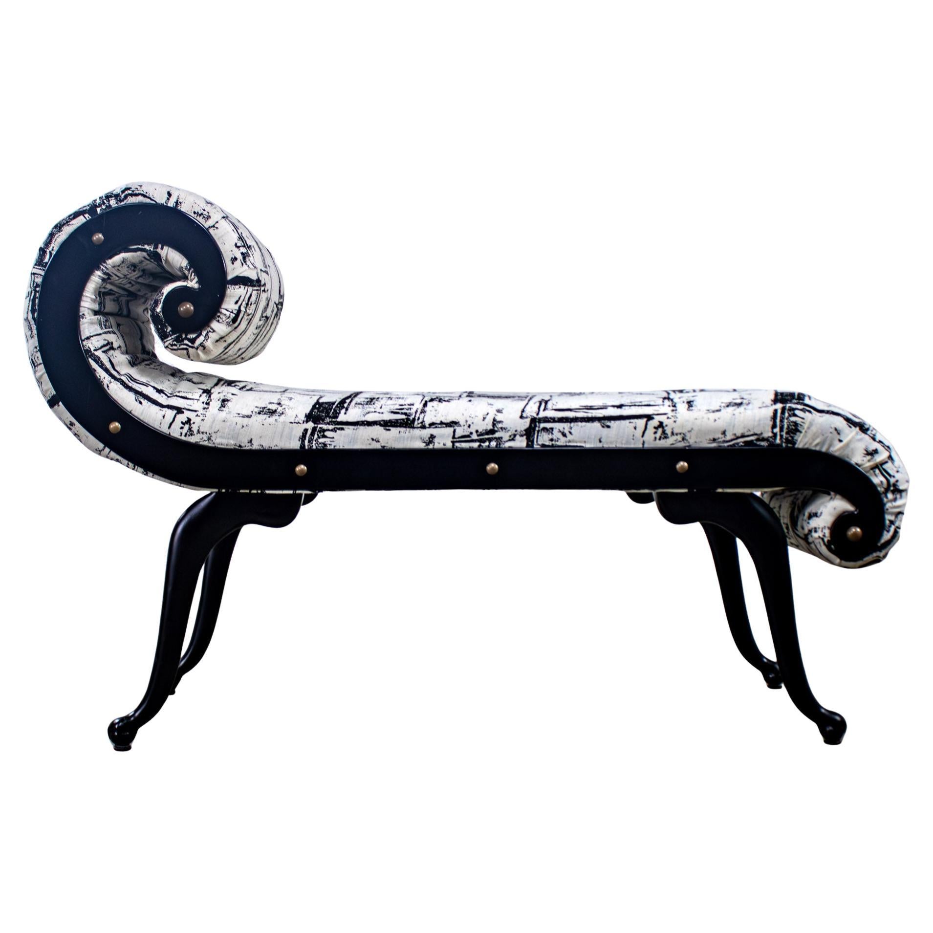 Panchina Hollywood Regency con chaise di Irving Chase Manufacturing con braccio a smerlo in vendita