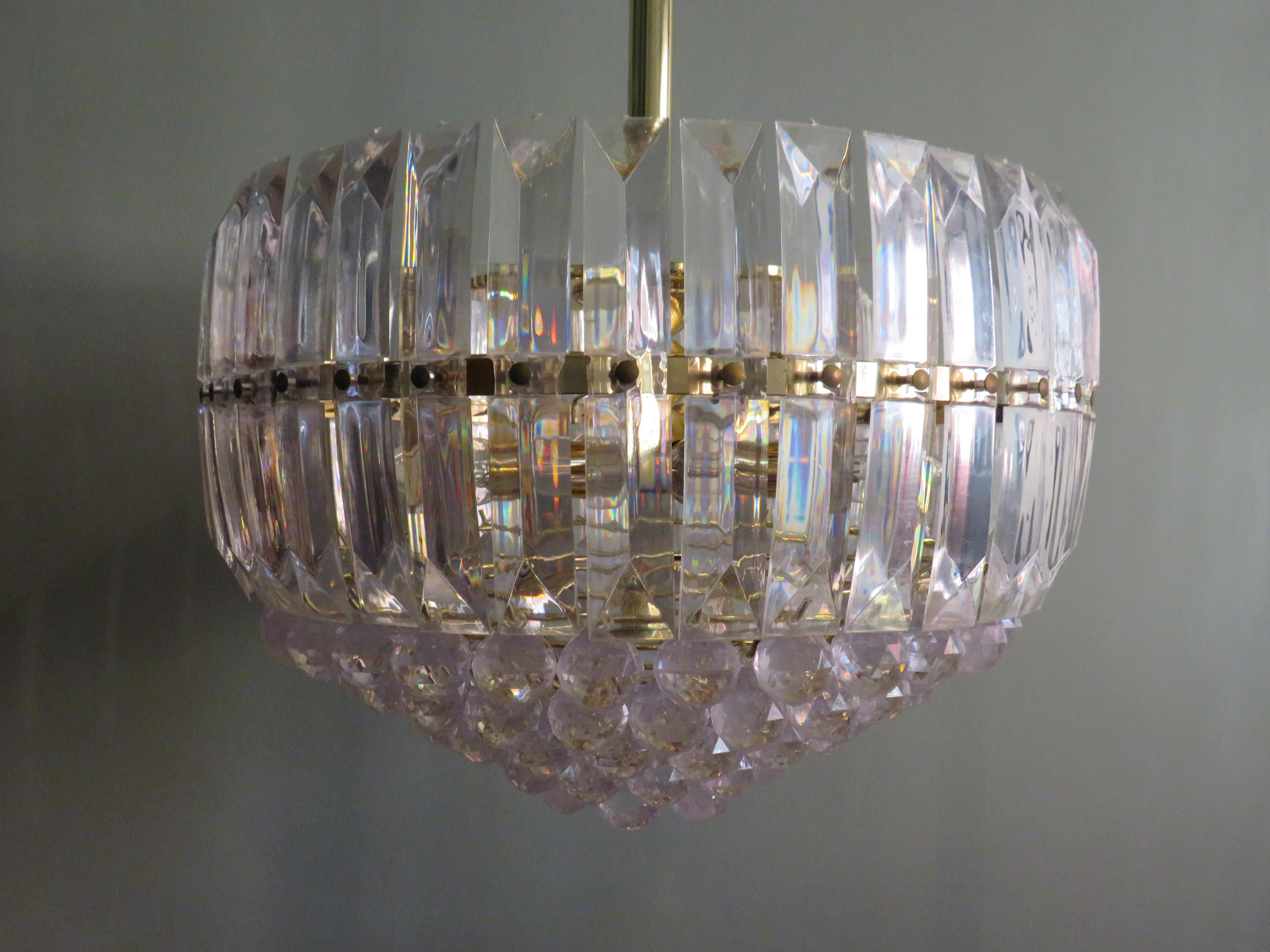 Hollywood Regency large round pendant with acrylic slats and cut balls.
The frame is made of gilded metal and provided of 6 E 14 fittings for each 40 Watt. ( maximum Watt)
The item is complete with suspension system and ceiling cap.
Dimensions: