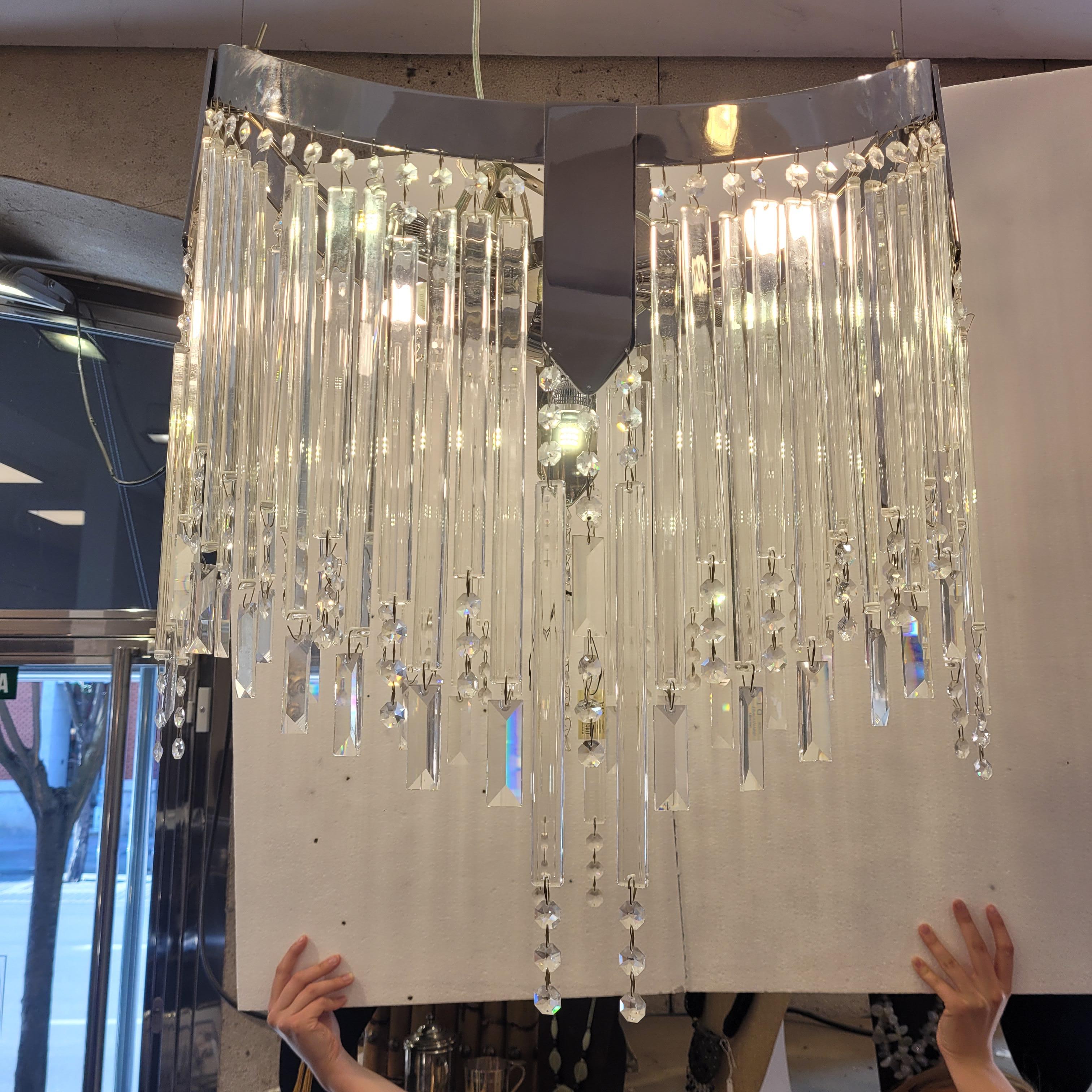 Lampadario da soffitto Hollywood Regency in cristallo tagliato Italia 20° secolo in vendita 9