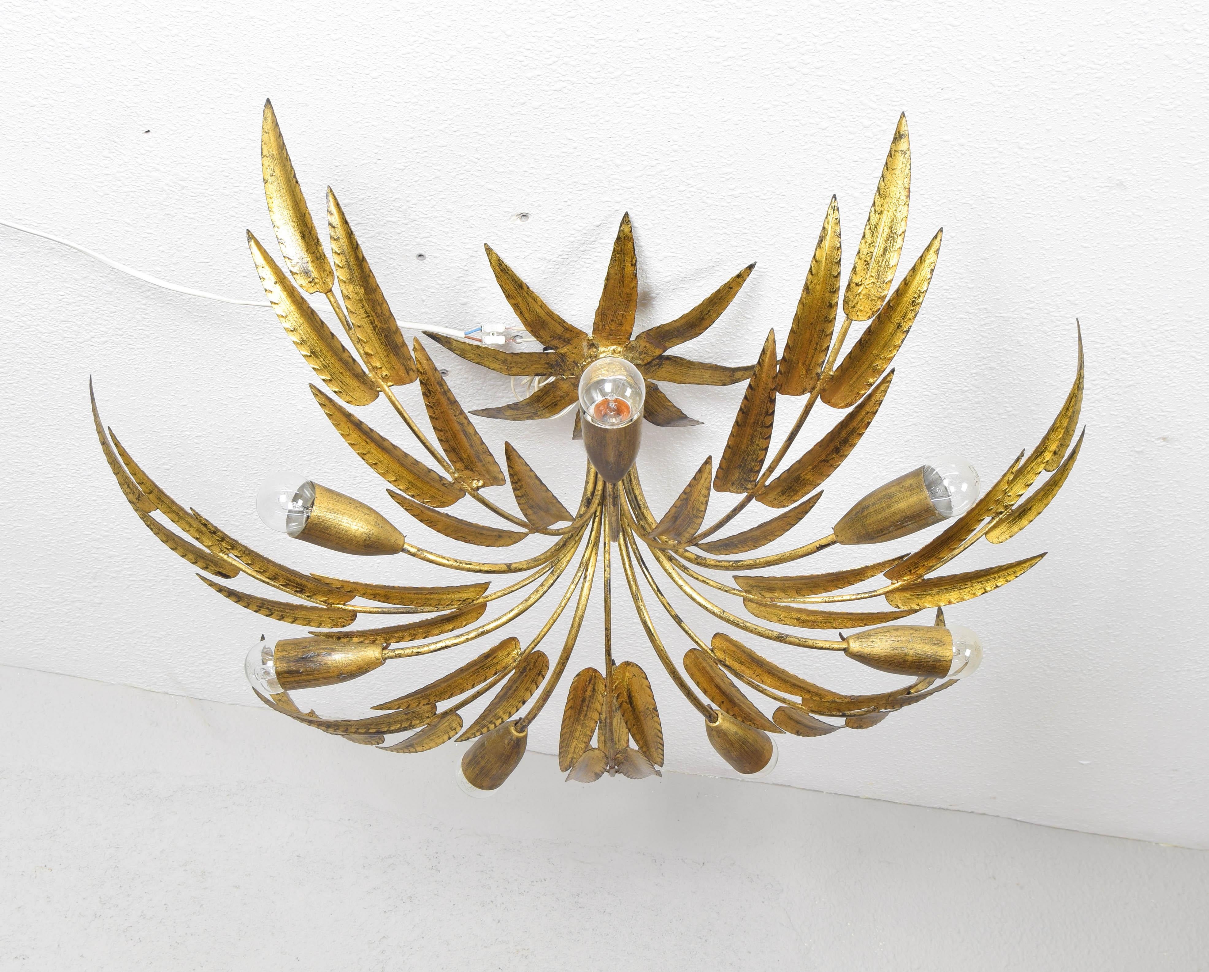 Singular Chandelier.
Spectacular, with great presence.
Piece made by hand by Ferroarte Spain in the 1960s.
Sun-shaped body and wrought iron leaves finished in gold leaf.
  Seven light points with E27 sockets.

It is in good