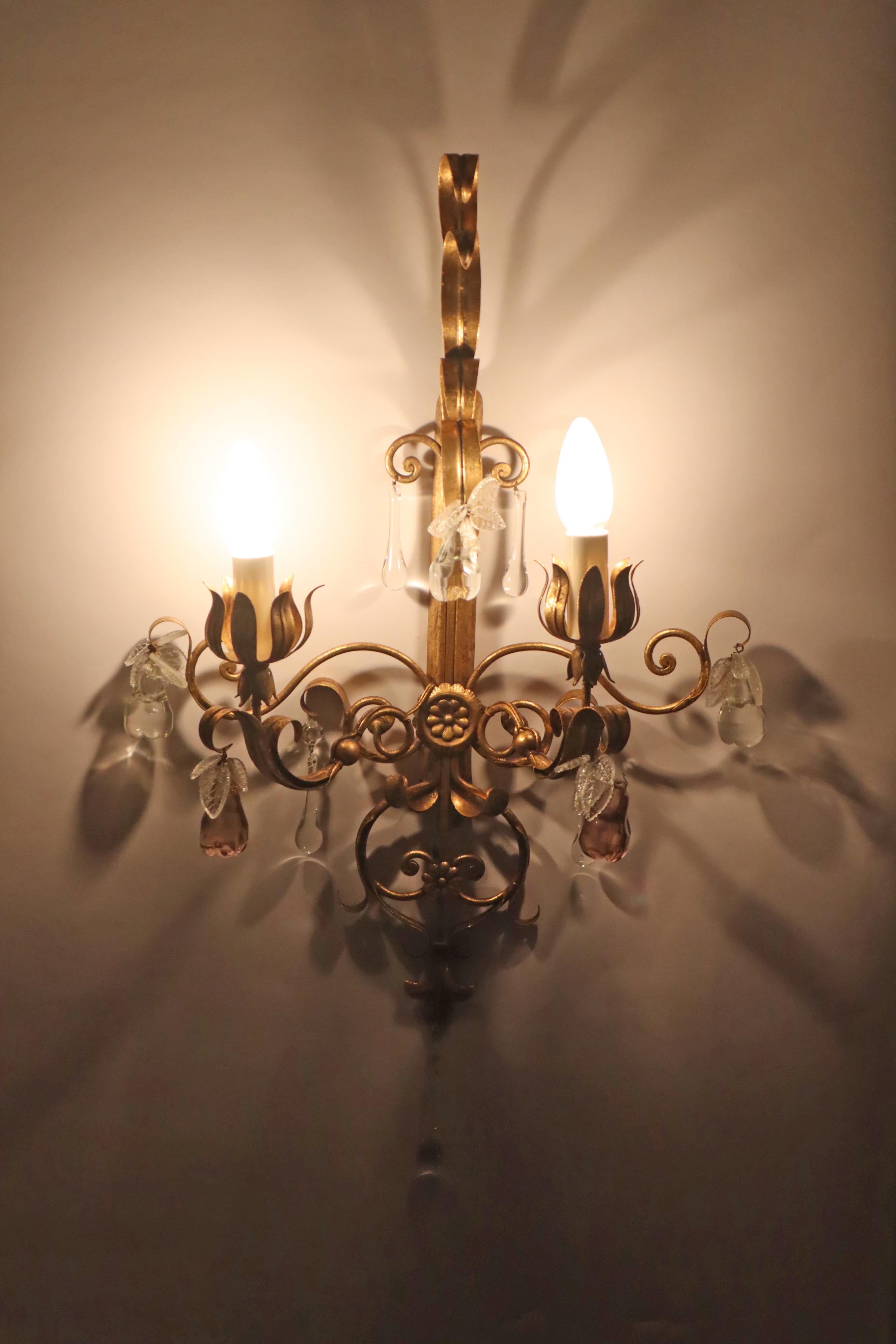Dies ist ein Satz von drei Deckenlampen mit Kristallglas, die es elegant und edel macht. Dieses Set ist wunderschön und besteht aus zwei Armen für die Glühbirnen, lila friut wie aus Glas und farblosen Blättern. Da es ein Set von drei ist, passt es