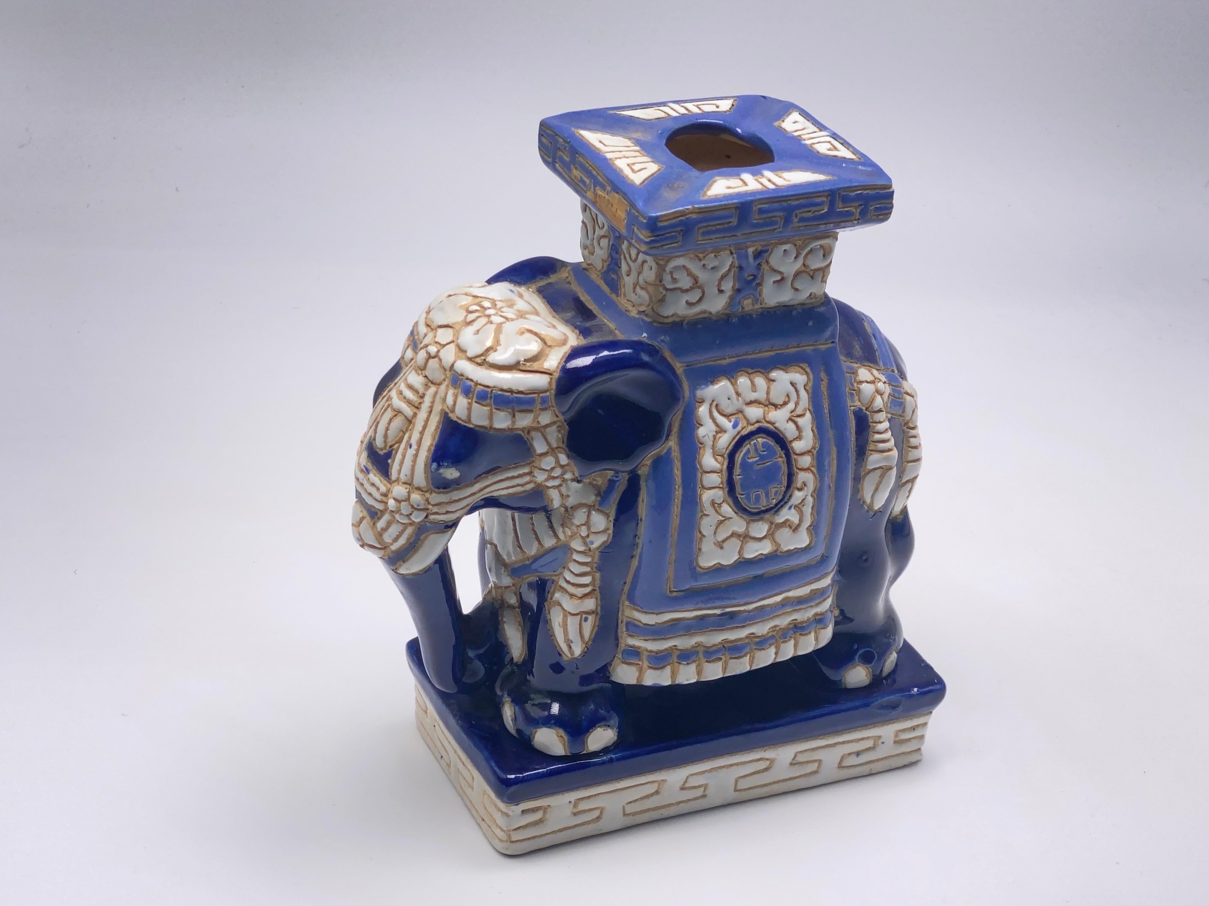 Mitte des 20. Jahrhunderts glasierte Keramik Elefant Garten Hocker, Blumentopf.
Handgefertigt aus Keramik. Eine schöne Ergänzung für Ihr Haus, Ihre Terrasse oder Ihren Garten. Dies ist in gutem Zustand, mit einigen Chips, blaue Farbe.