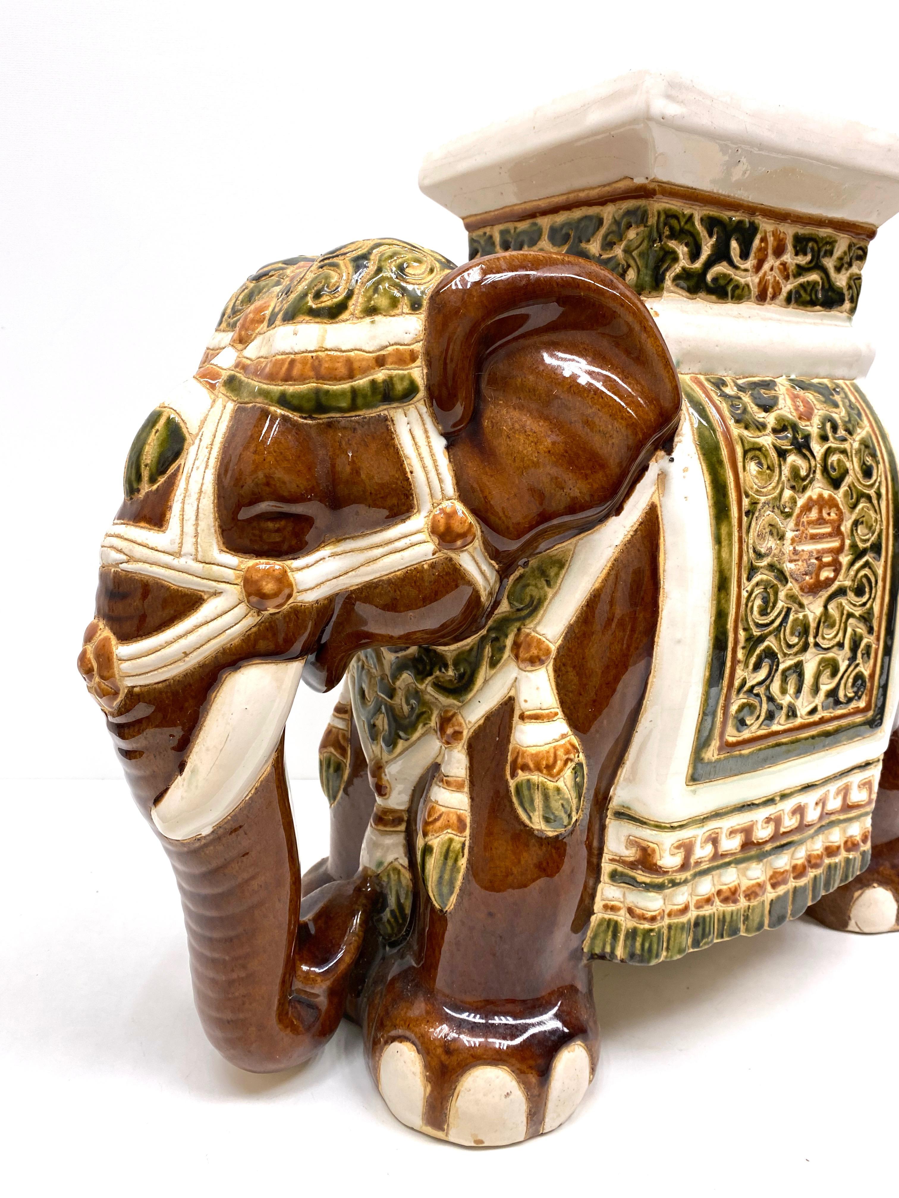 Céramique Support ou siège pour plante de jardin en forme d'éléphant de couleur brune de style Régence Hollywoodienne en vente