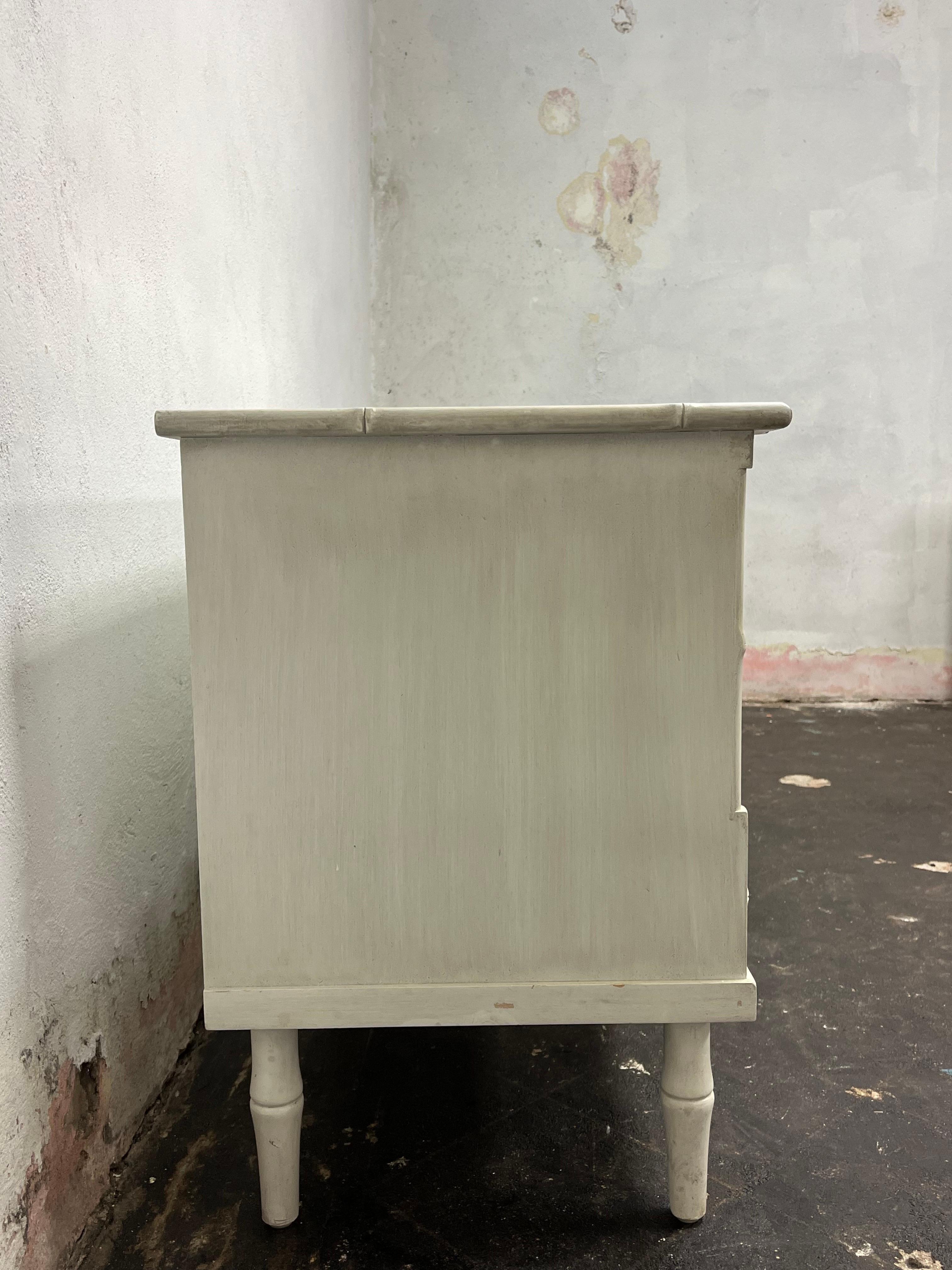 Hollywood Regency Chinese Chippendale Style Faux Bamboo Nightstands In Good Condition For Sale In W Allenhurst, NJ