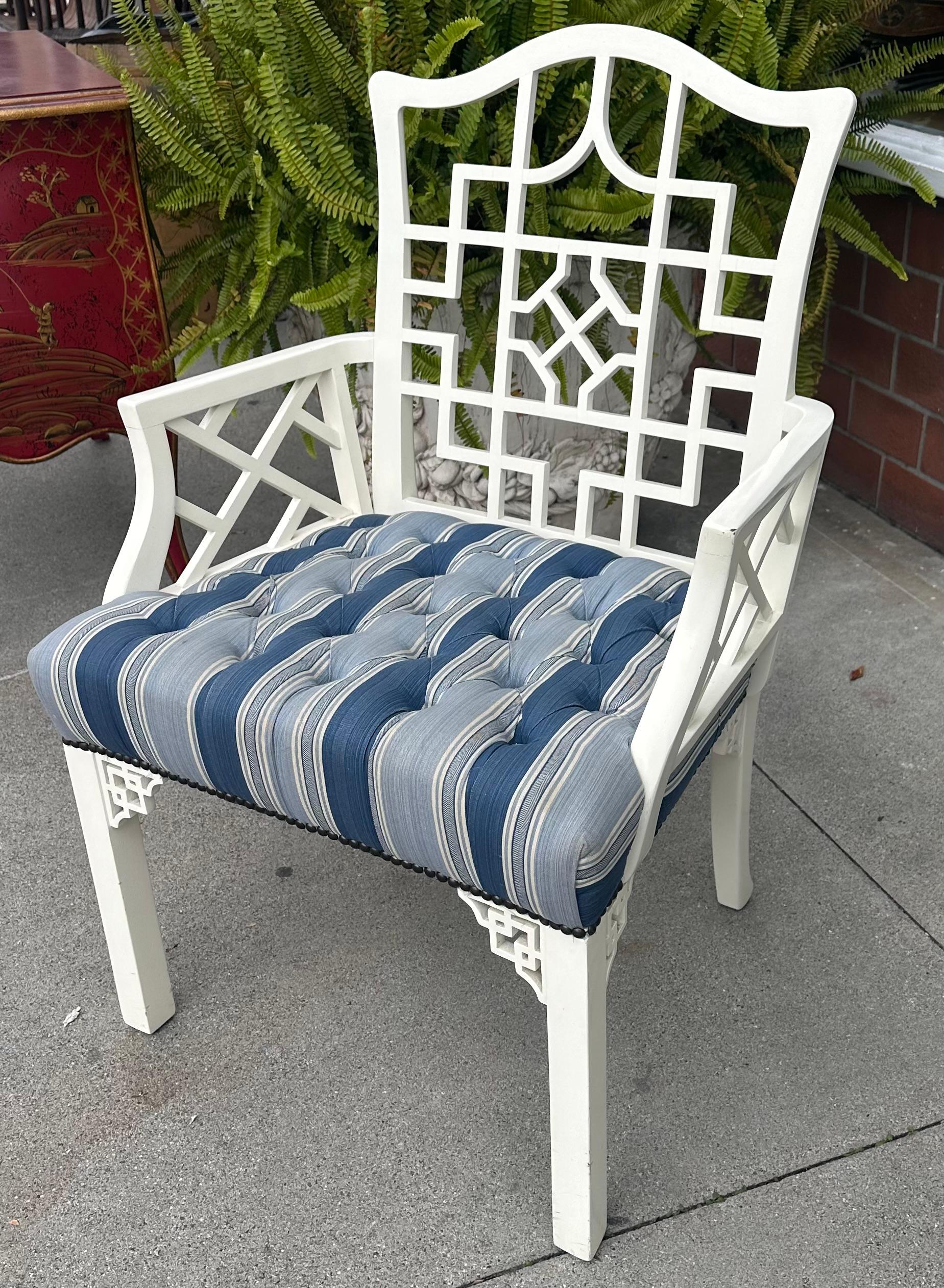 Chaise à accoudoirs en laque blanche Hollywood Regency Chinese Chippendale. Magnifiquement recouvert d'un tissu design à rayures bleues et blanches tuftées.