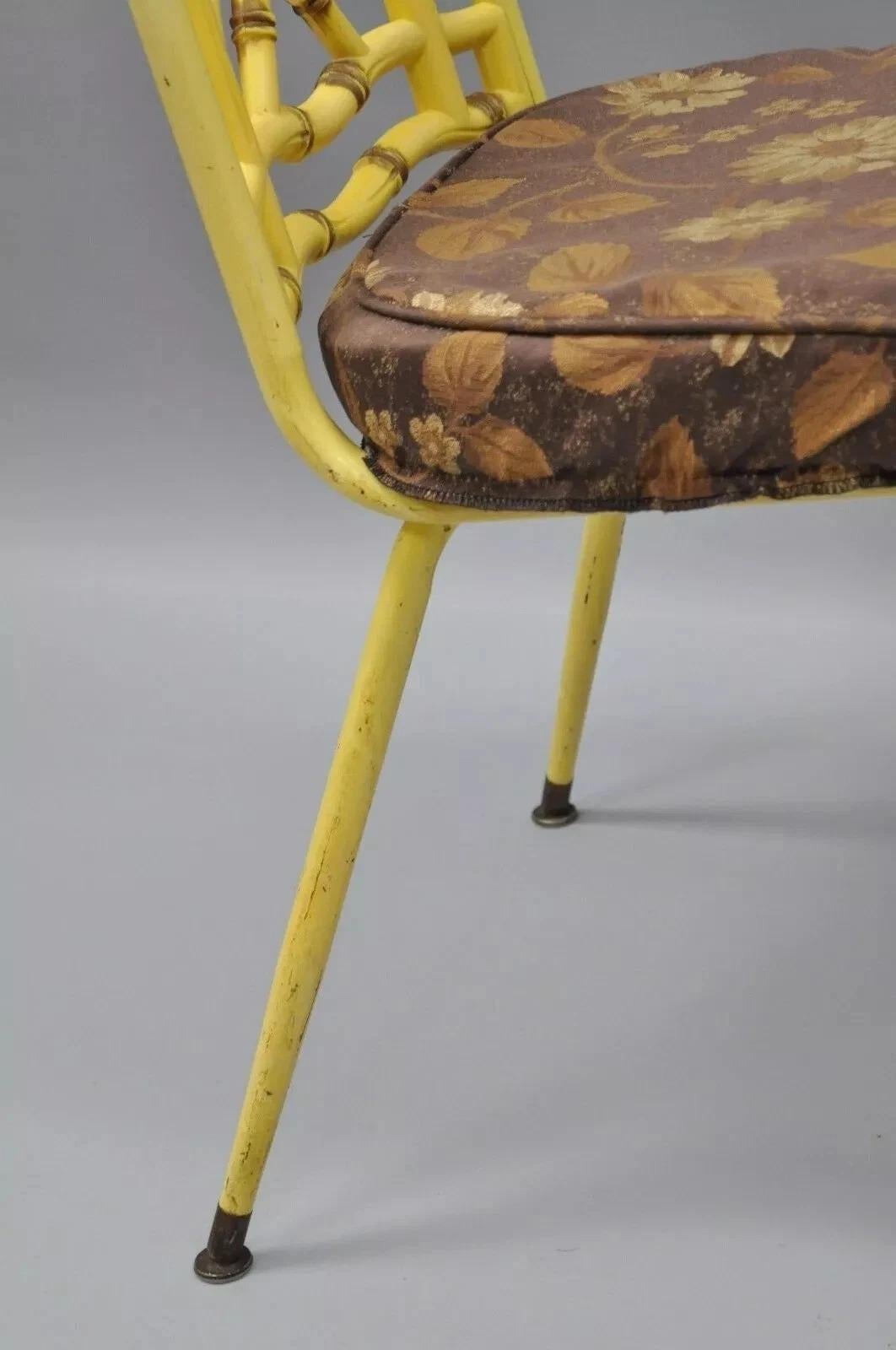 Hollywood Regency Chinese Chippendale Yellow Metal Faux Bamboo Dining Side Chair siglo XX en venta
