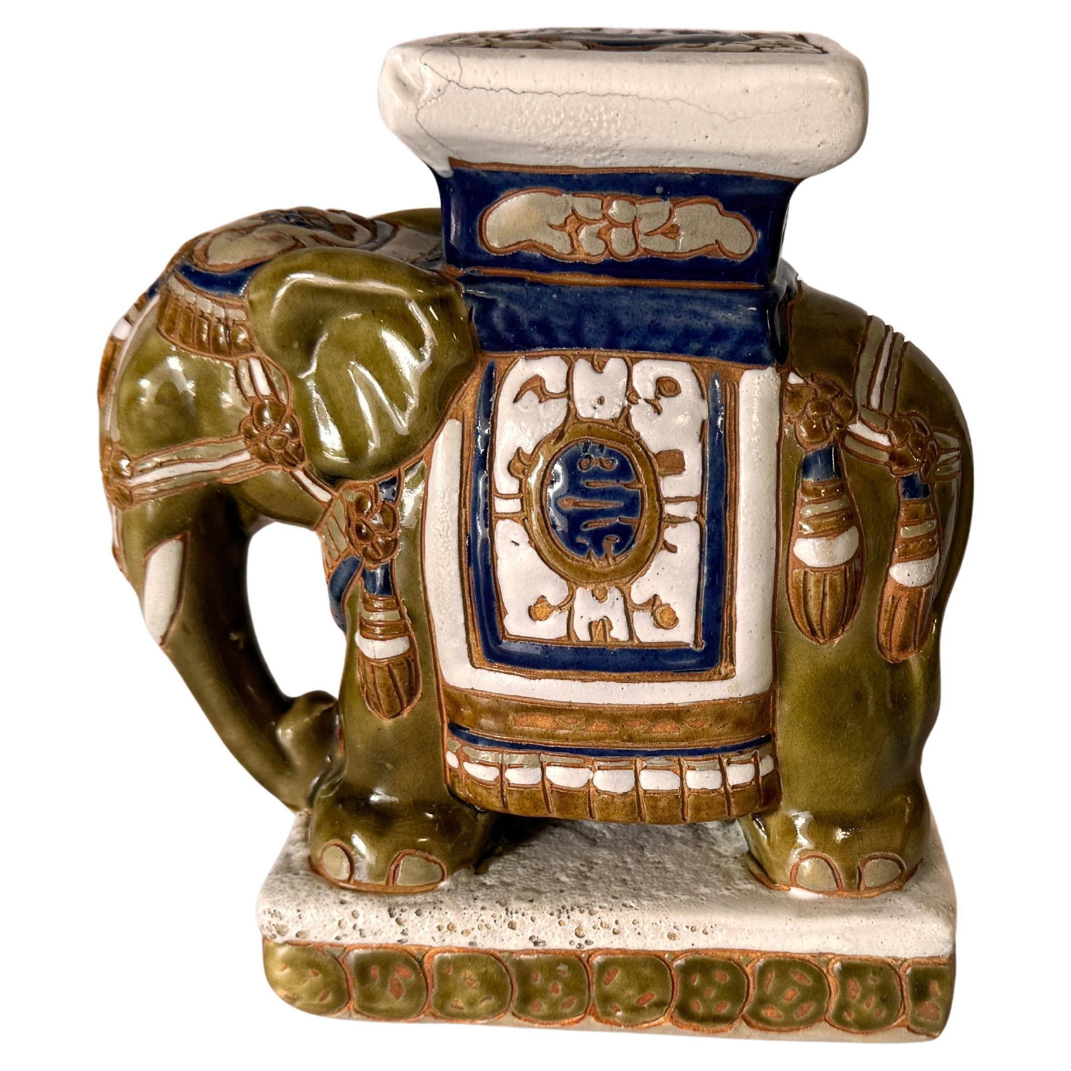 Cinese Piantana cinese Hollywood Regency con elefante verde e blu, Cina, 20° secolo in vendita