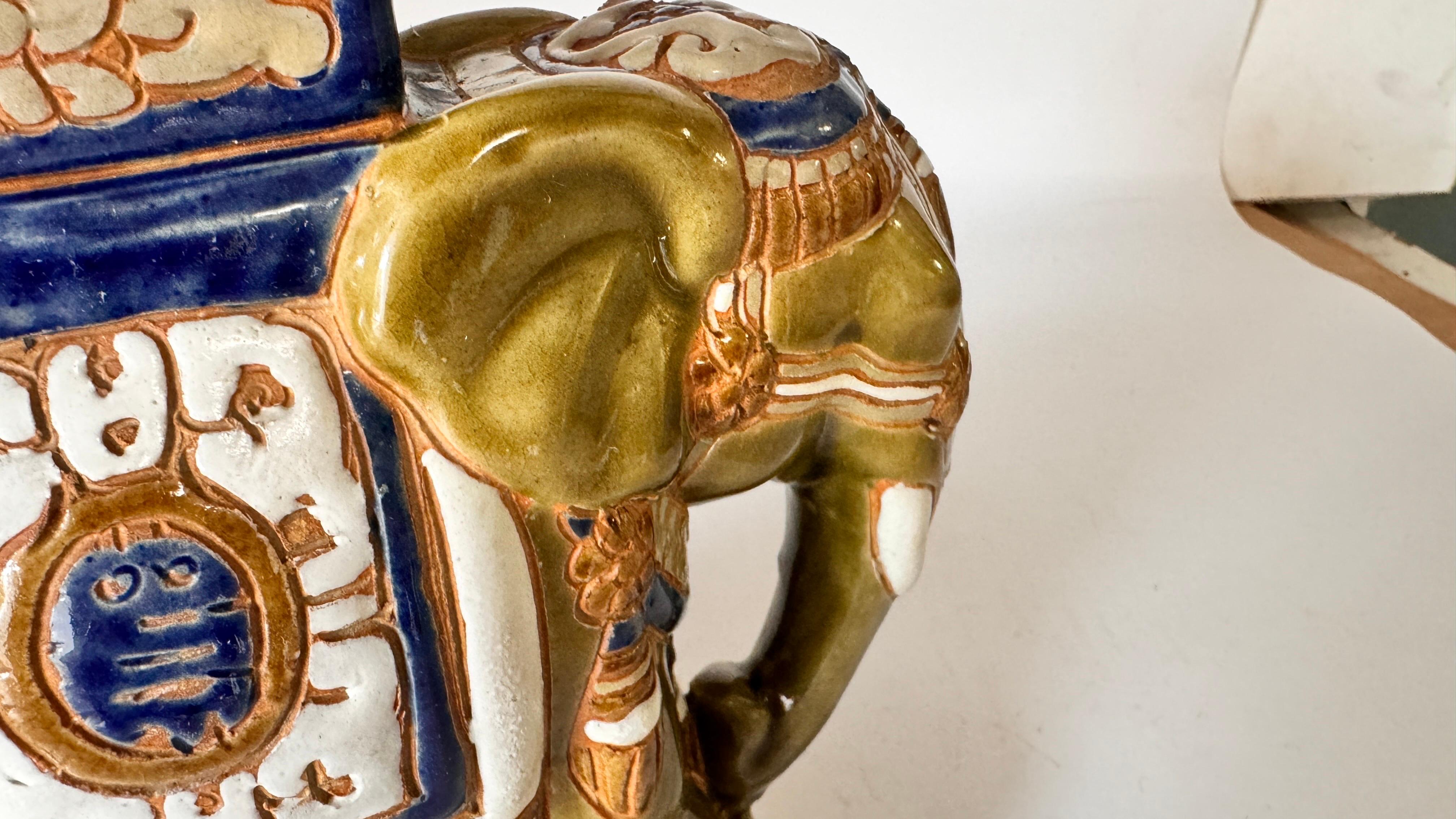 Ceramica Piantana cinese Hollywood Regency con elefante verde e blu, Cina, 20° secolo in vendita