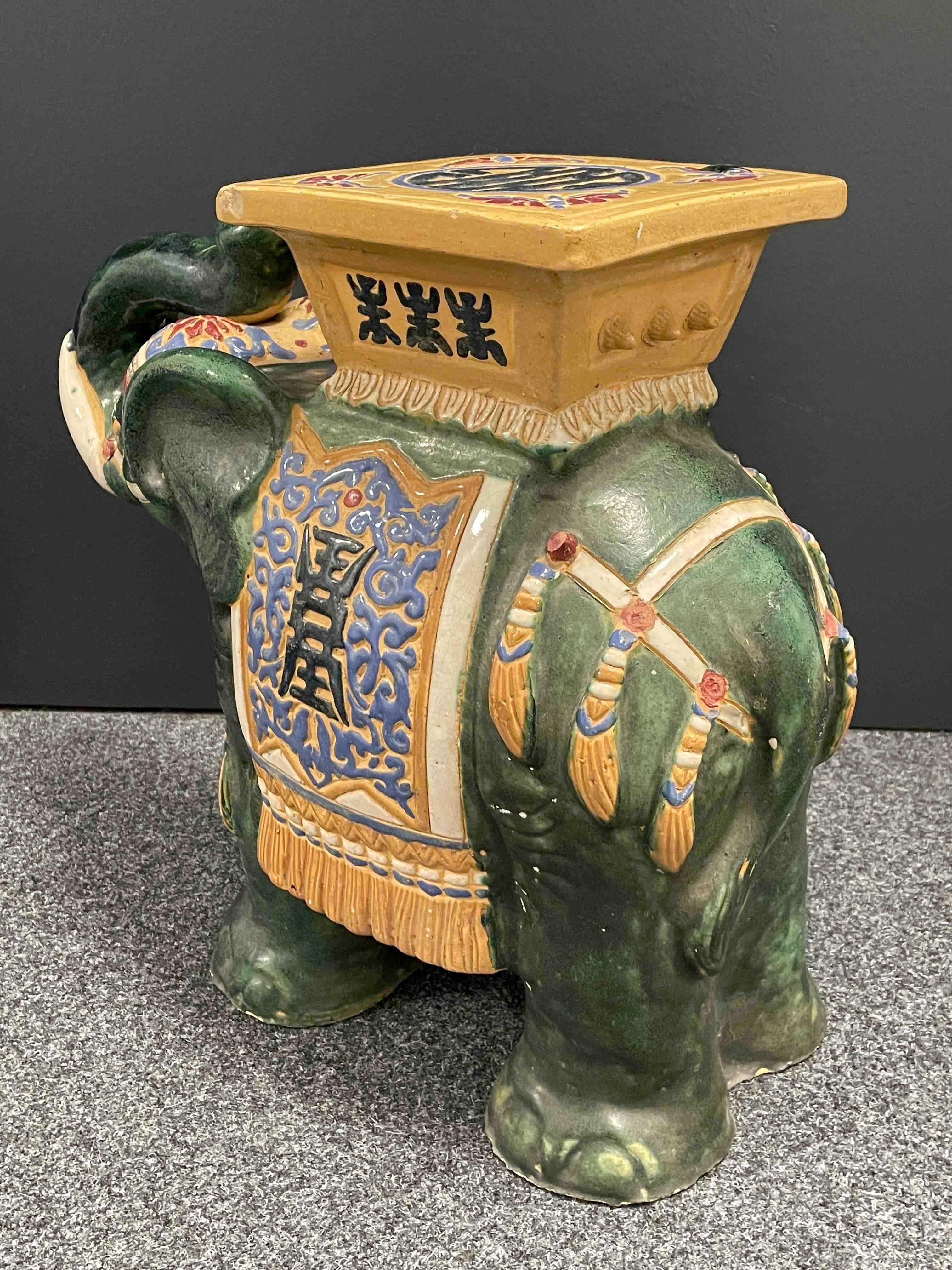 Chinesischer grüner Elefanten-Garten-Pflanzgefäßständer oder Sitz aus der Hollywood-Regency-Zeit (Keramik) im Angebot