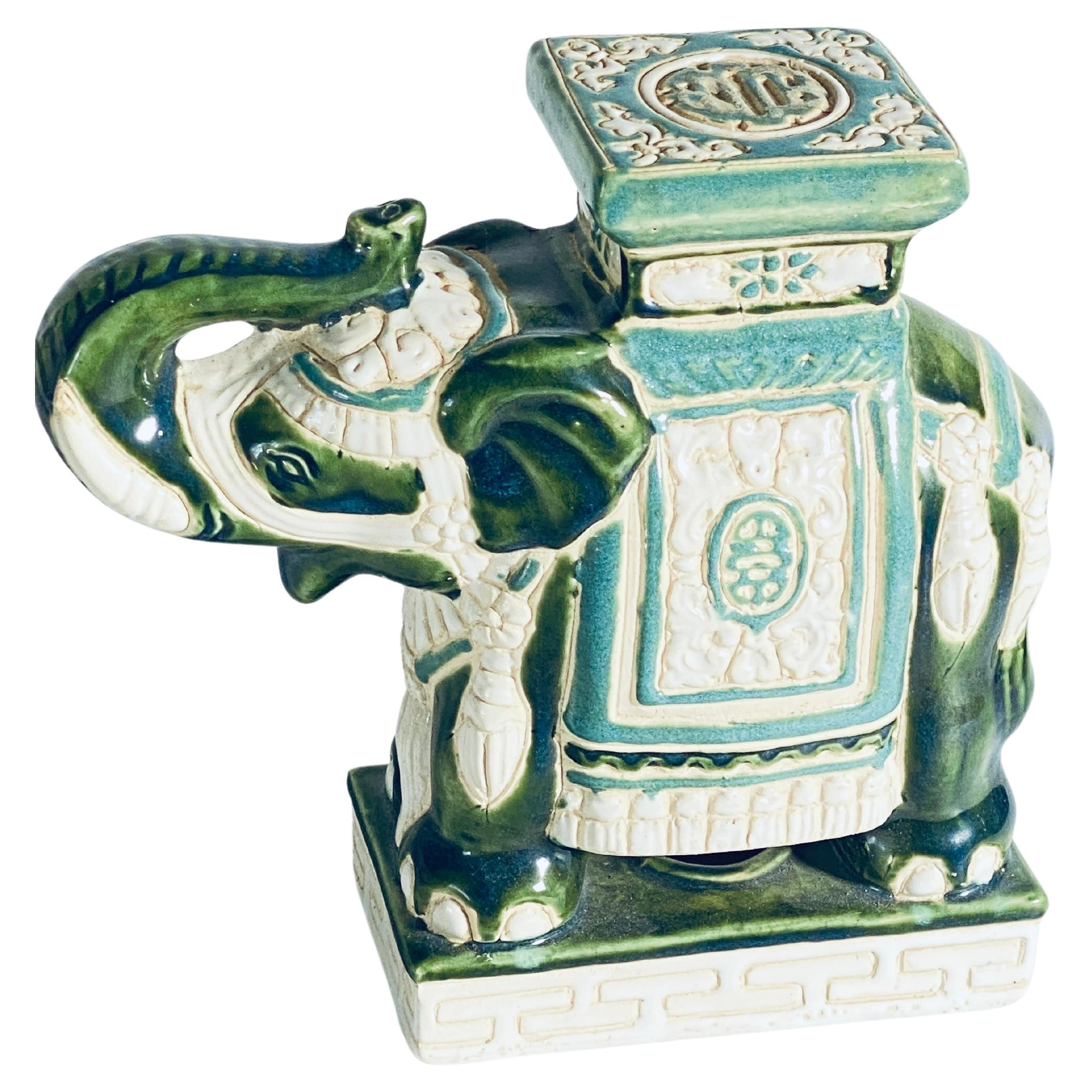 Chinesischer grüner Elefanten-Pflanzgefäßständer im Hollywood-Regency-Stil, China 20. Jahrhundert im Angebot