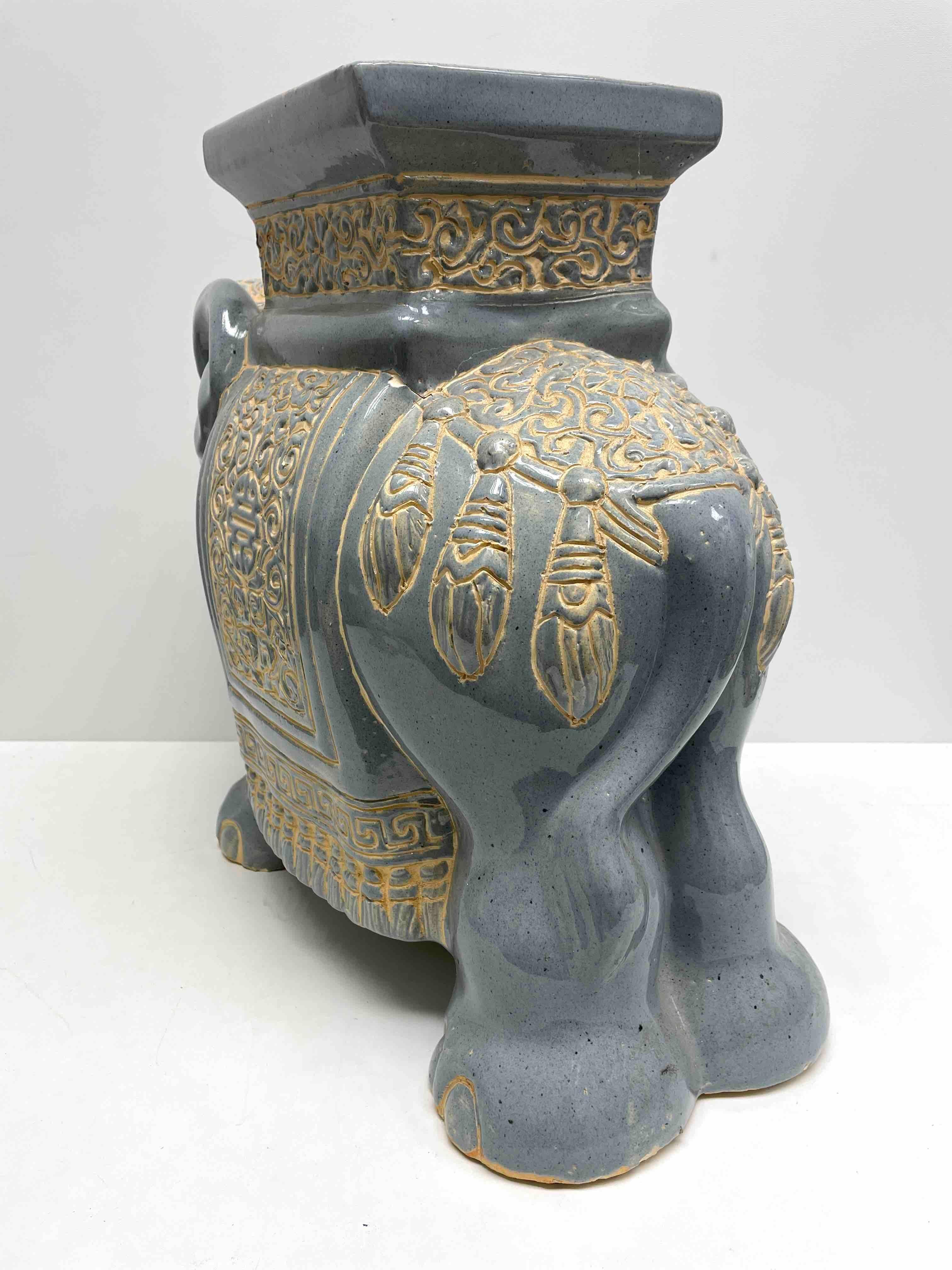 Support ou siège de jardin chinois Hollywood Regency en forme d'éléphant de couleur gris-bleu Bon état - En vente à Nuernberg, DE