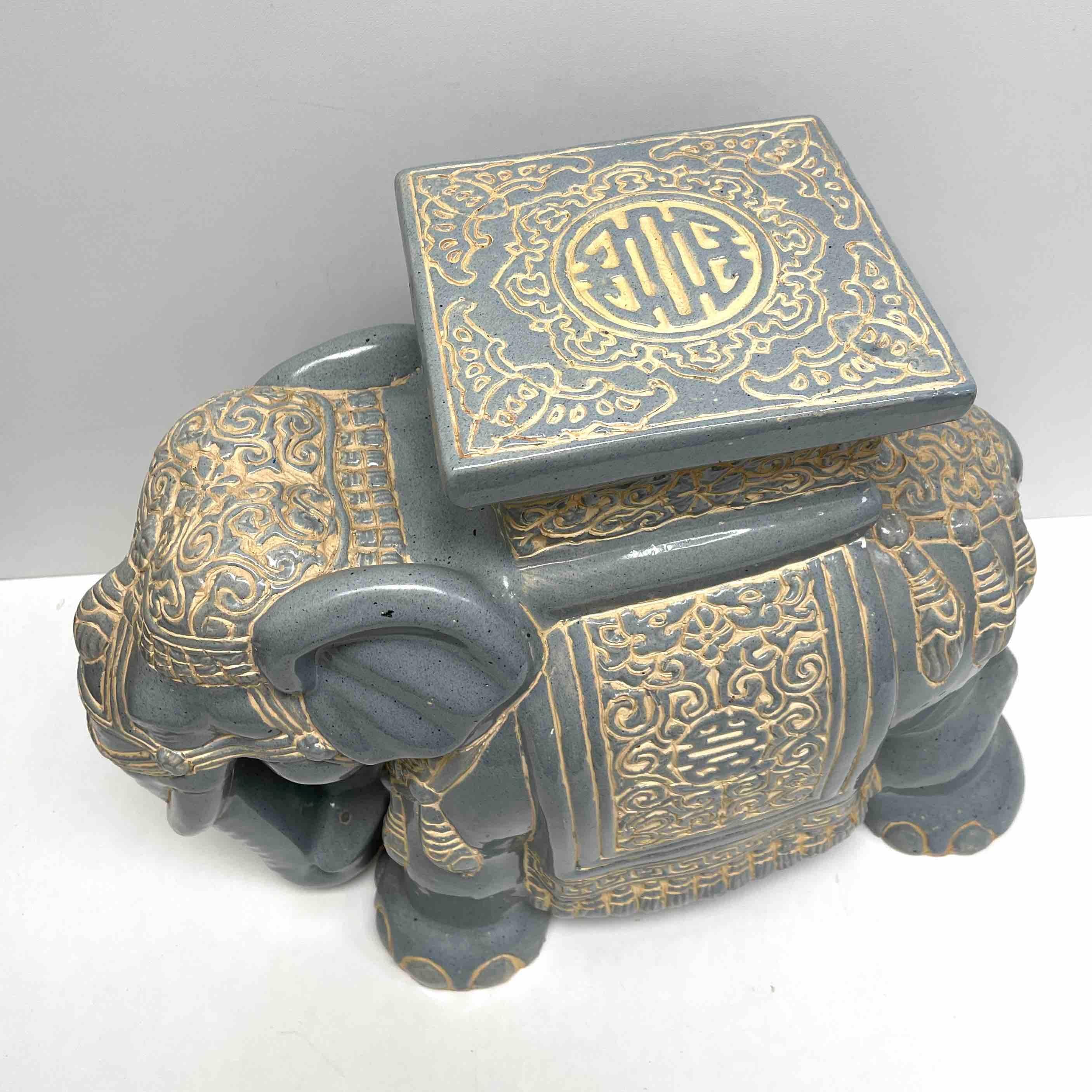 Céramique Support ou siège de jardin chinois Hollywood Regency en forme d'éléphant de couleur gris-bleu en vente