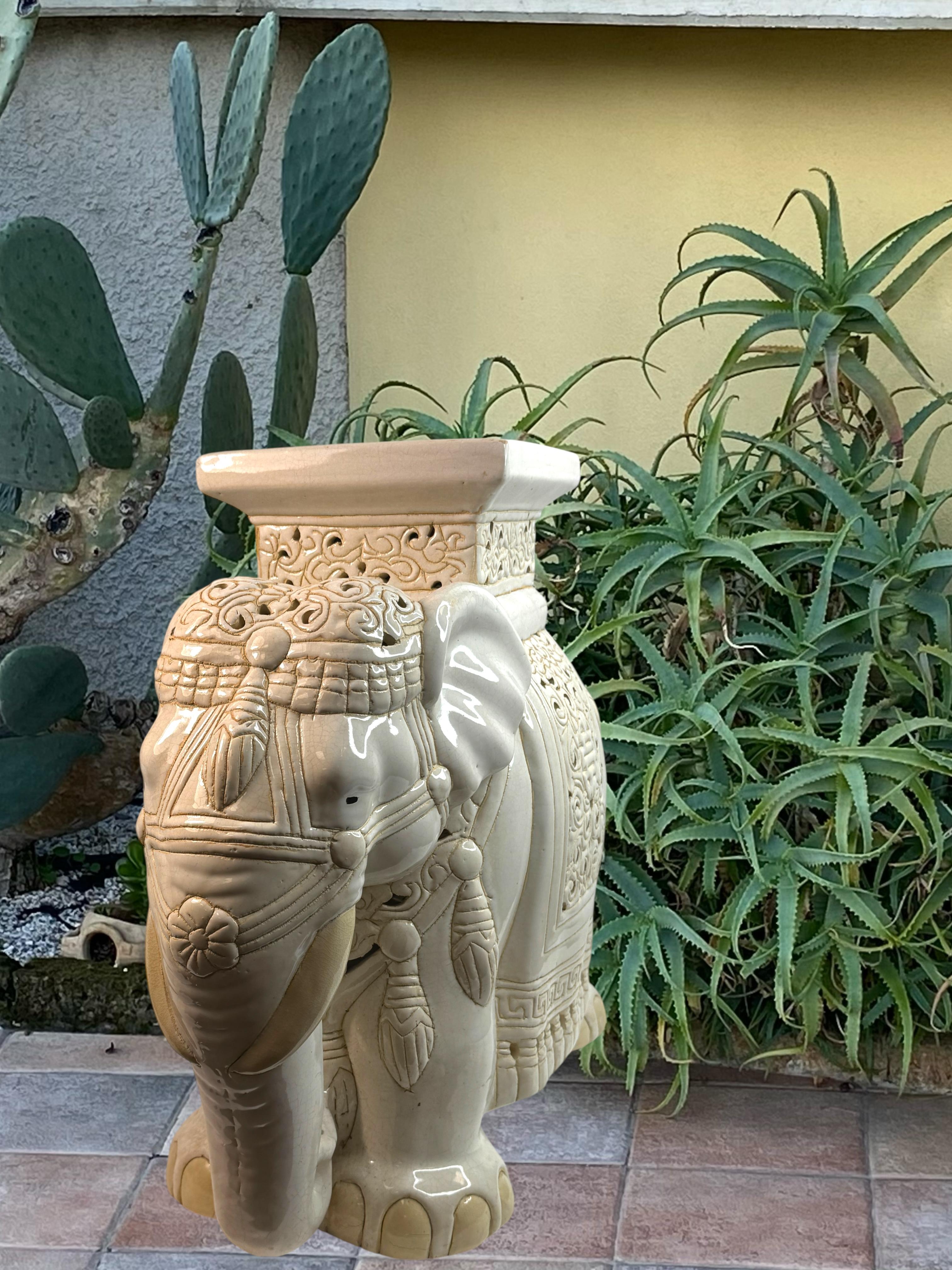 Hollywood Regency Chinese Ivory Colored Elephant Garden Plant Stand or Seat en venta 3