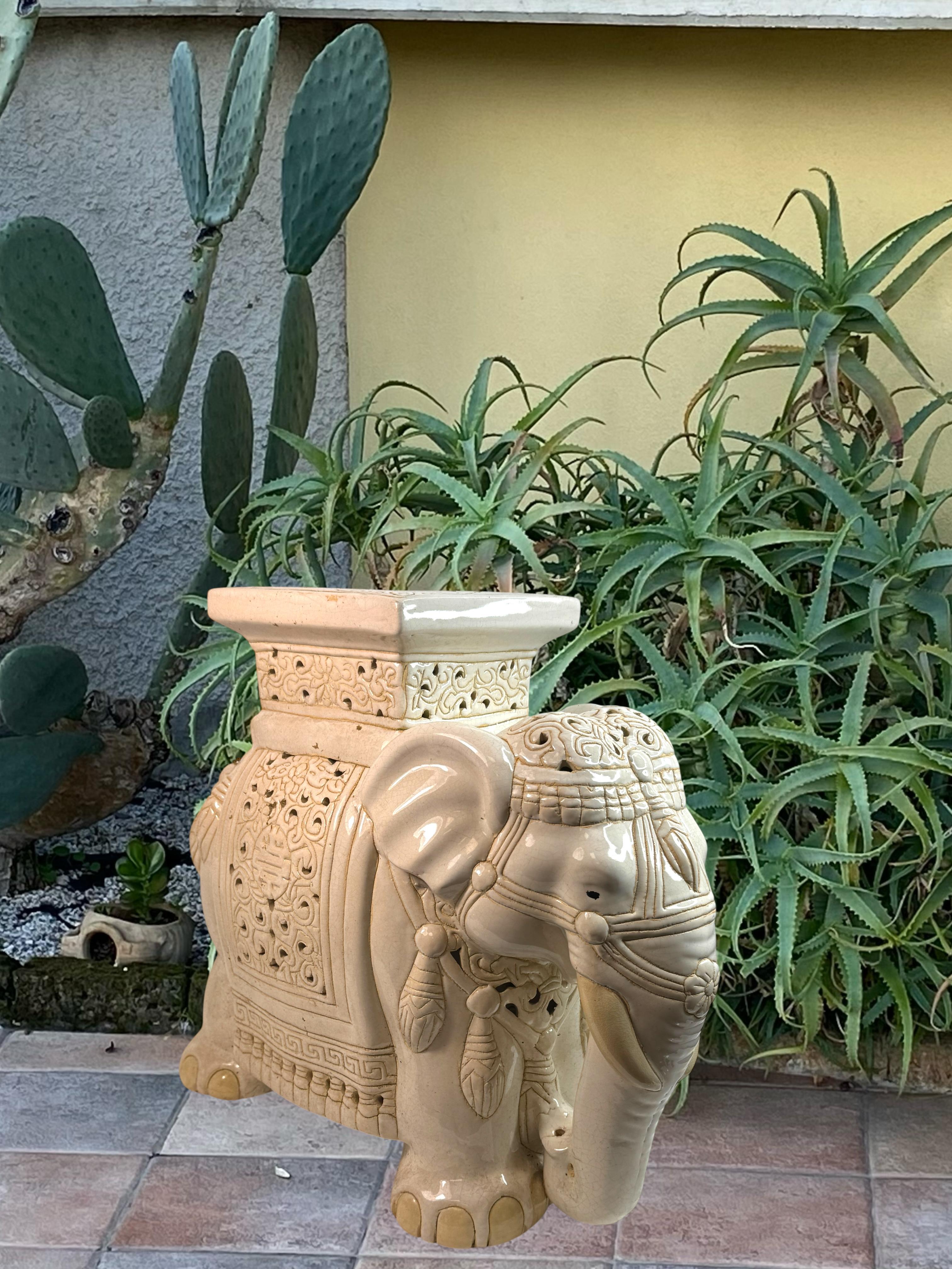 Hollywood Regency Chinese Ivory Colored Elephant Garden Plant Stand or Seat en venta 4