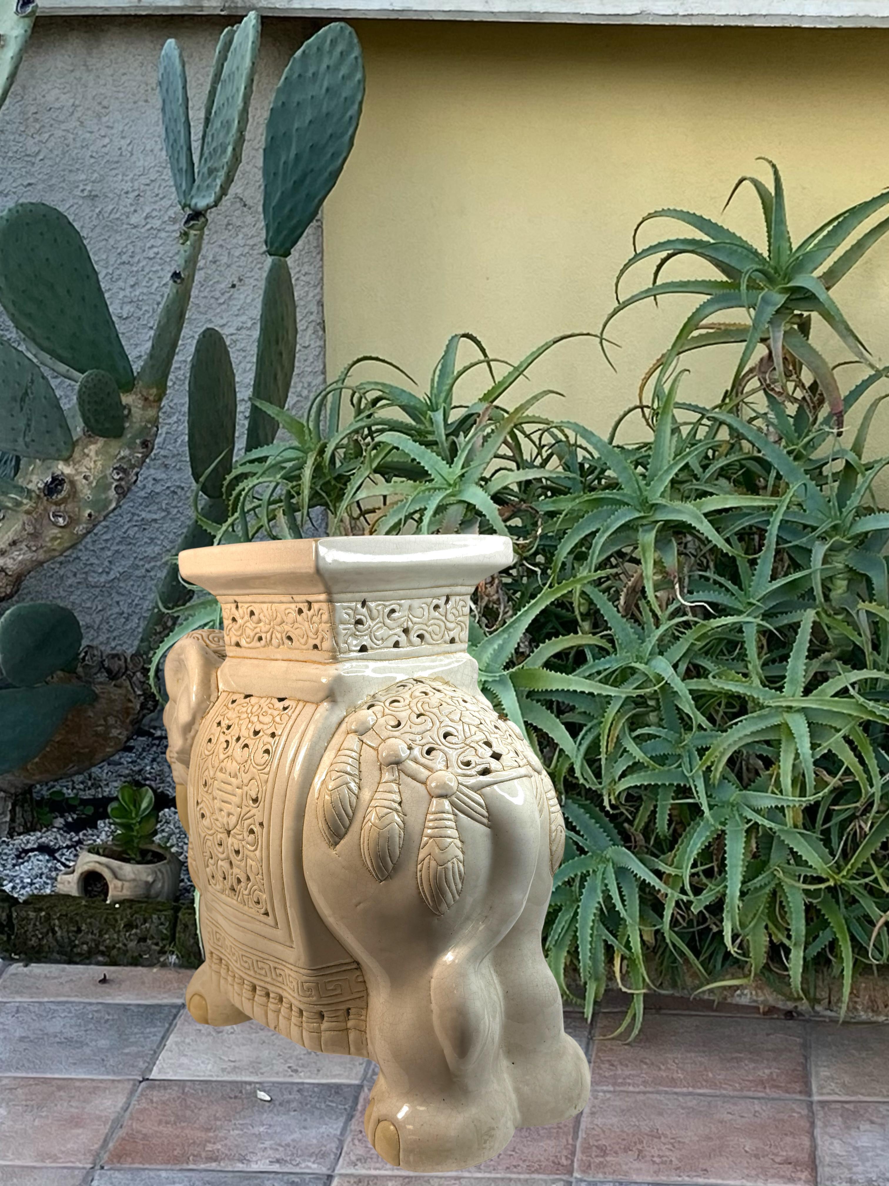 Hollywood Regency Chinese Ivory Colored Elephant Garden Plant Stand or Seat en venta 5