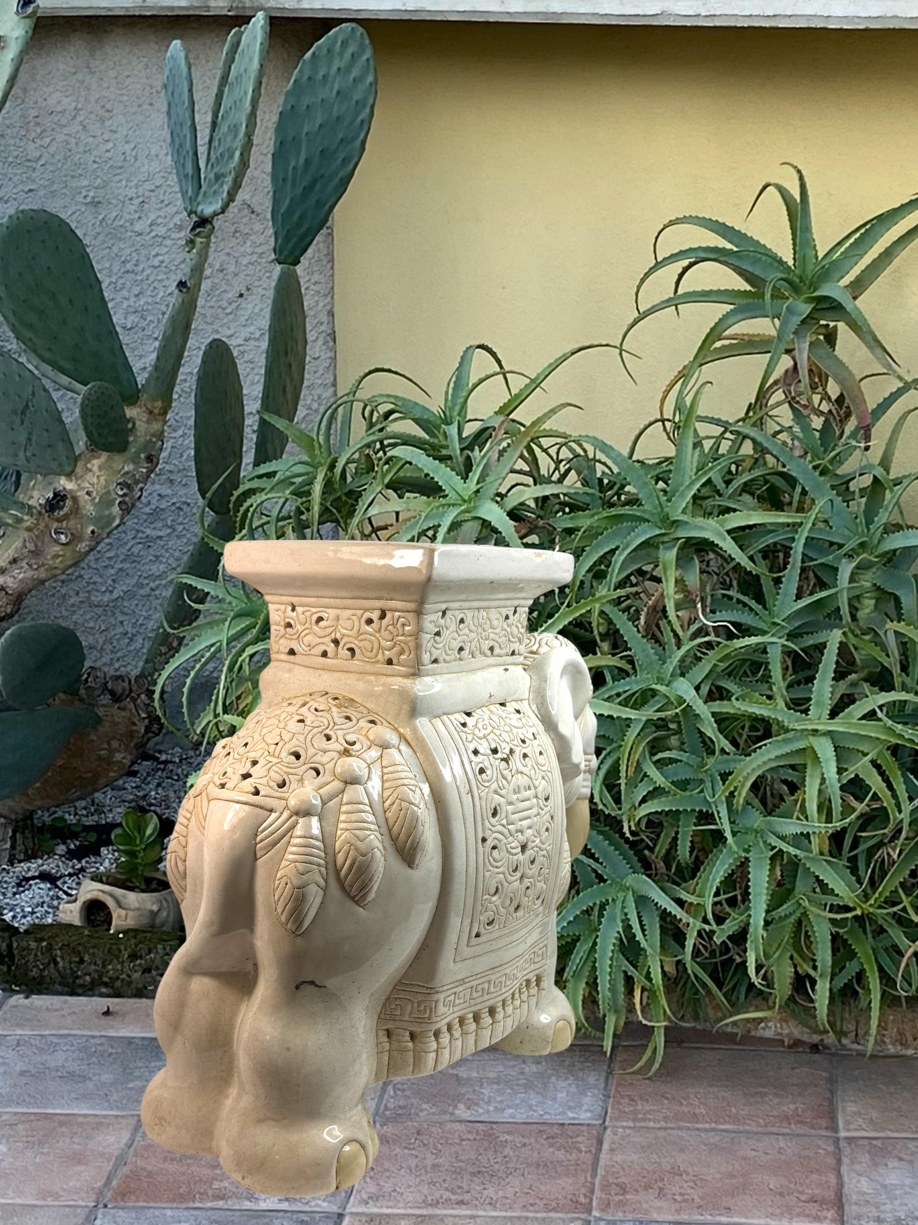 Hollywood Regency Chinese Ivory Colored Elephant Garden Plant Stand or Seat en venta 6