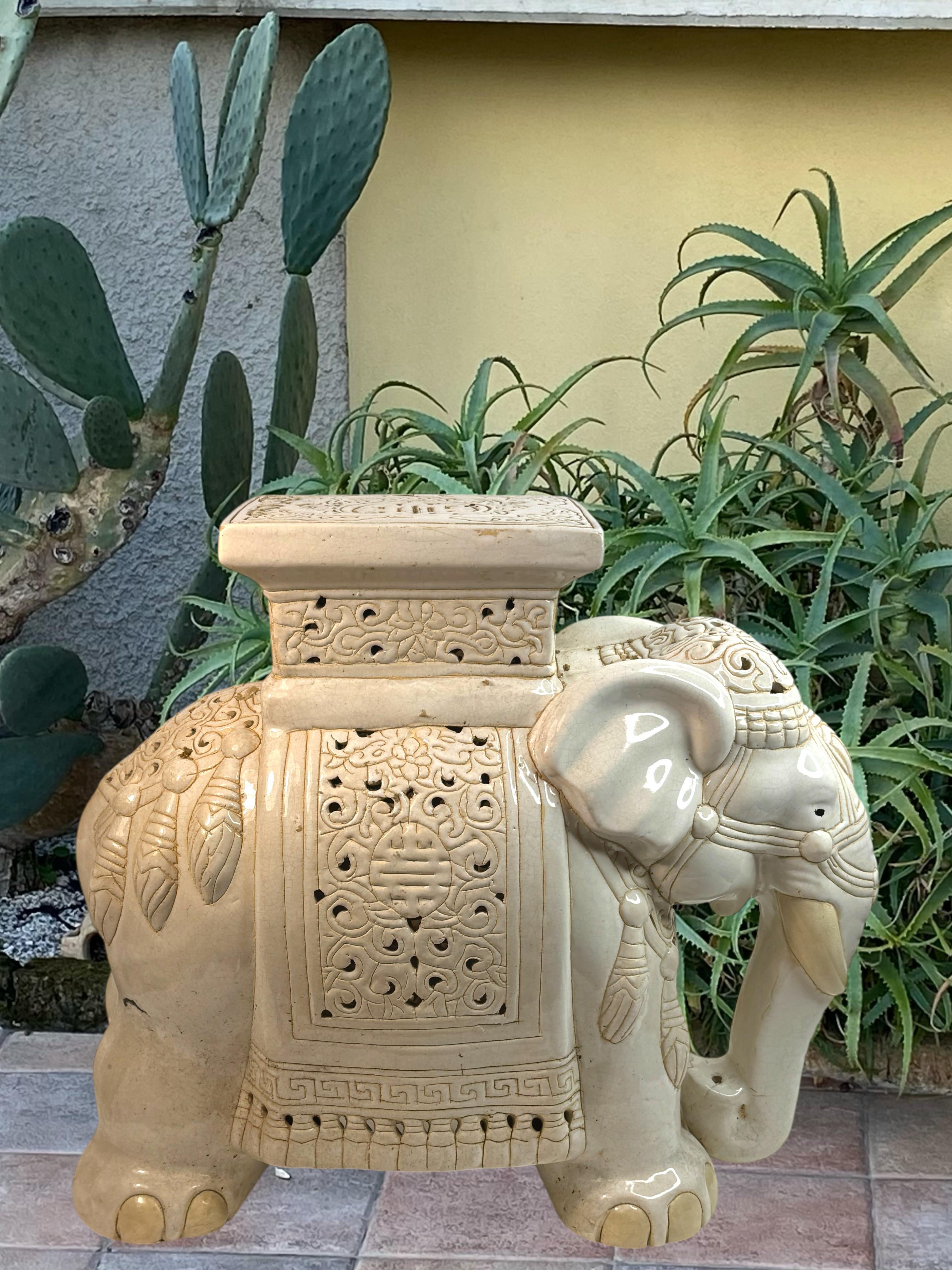 Hollywood Regency Chinese Ivory Colored Elephant Garden Plant Stand or Seat en venta 7