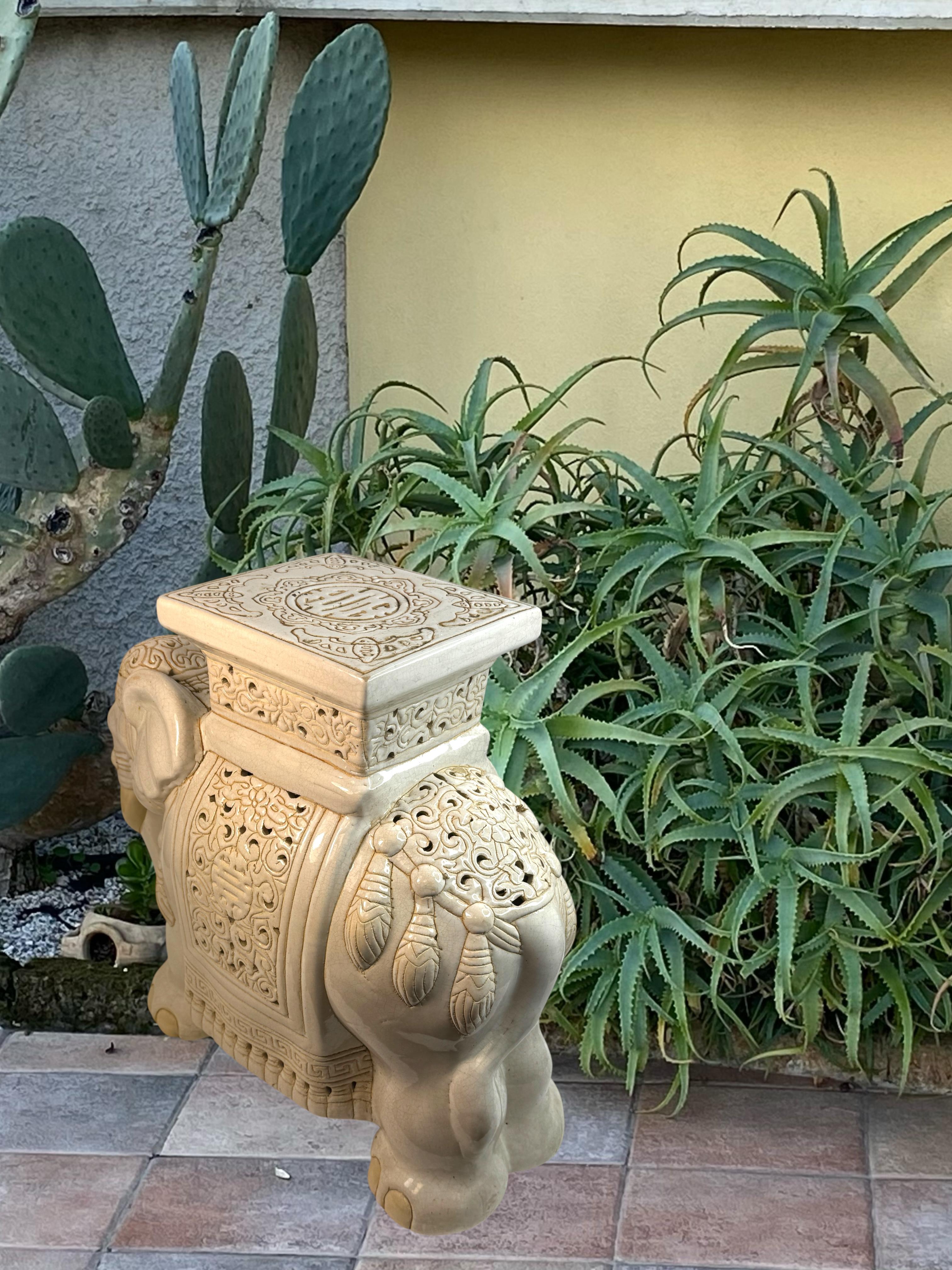 Hollywood Regency Chinese Ivory Colored Elephant Garden Plant Stand or Seat en venta 8