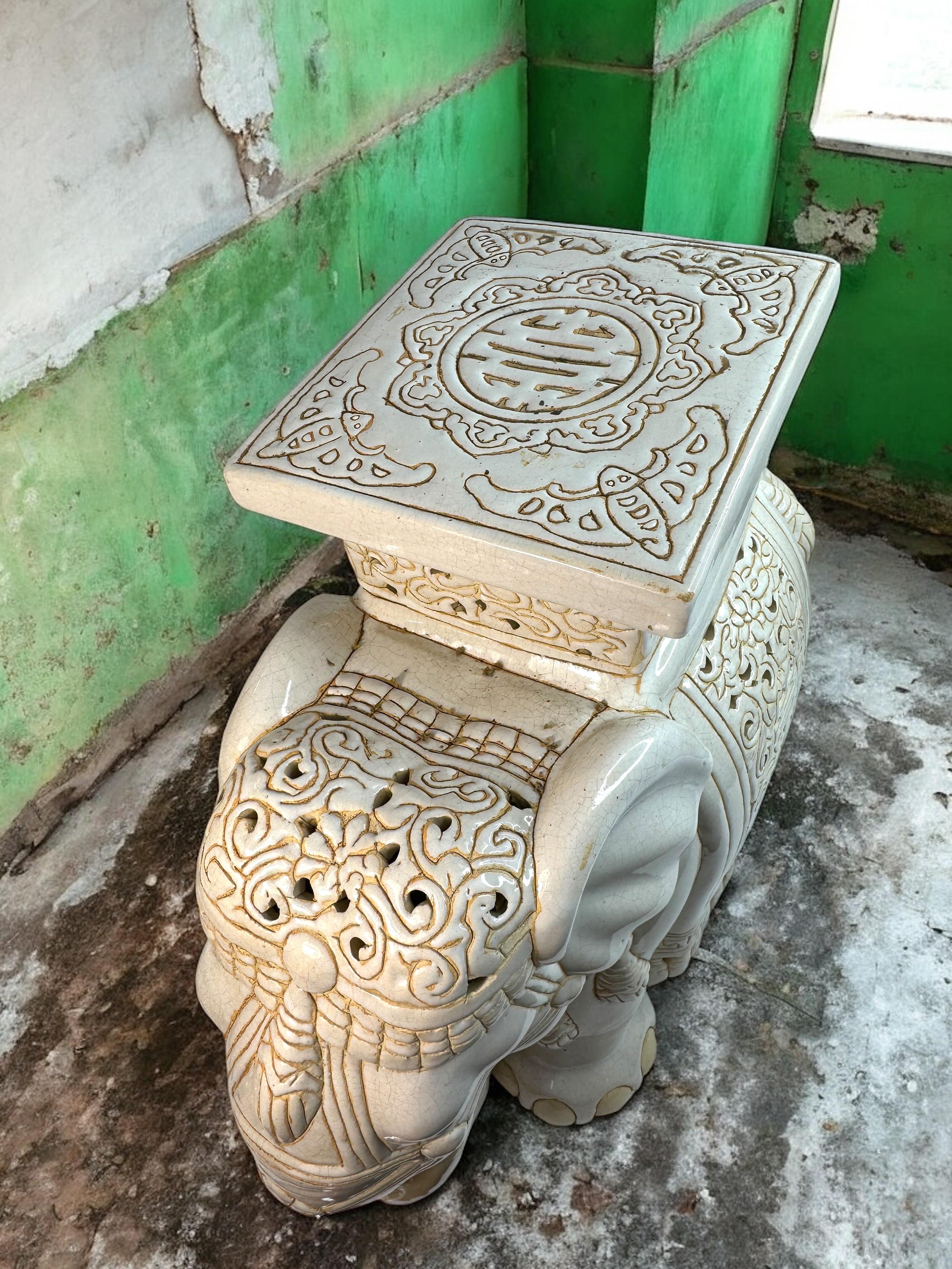 Hollywood Regency Chinese Ivory Colored Elephant Garden Plant Stand or Seat en venta 10