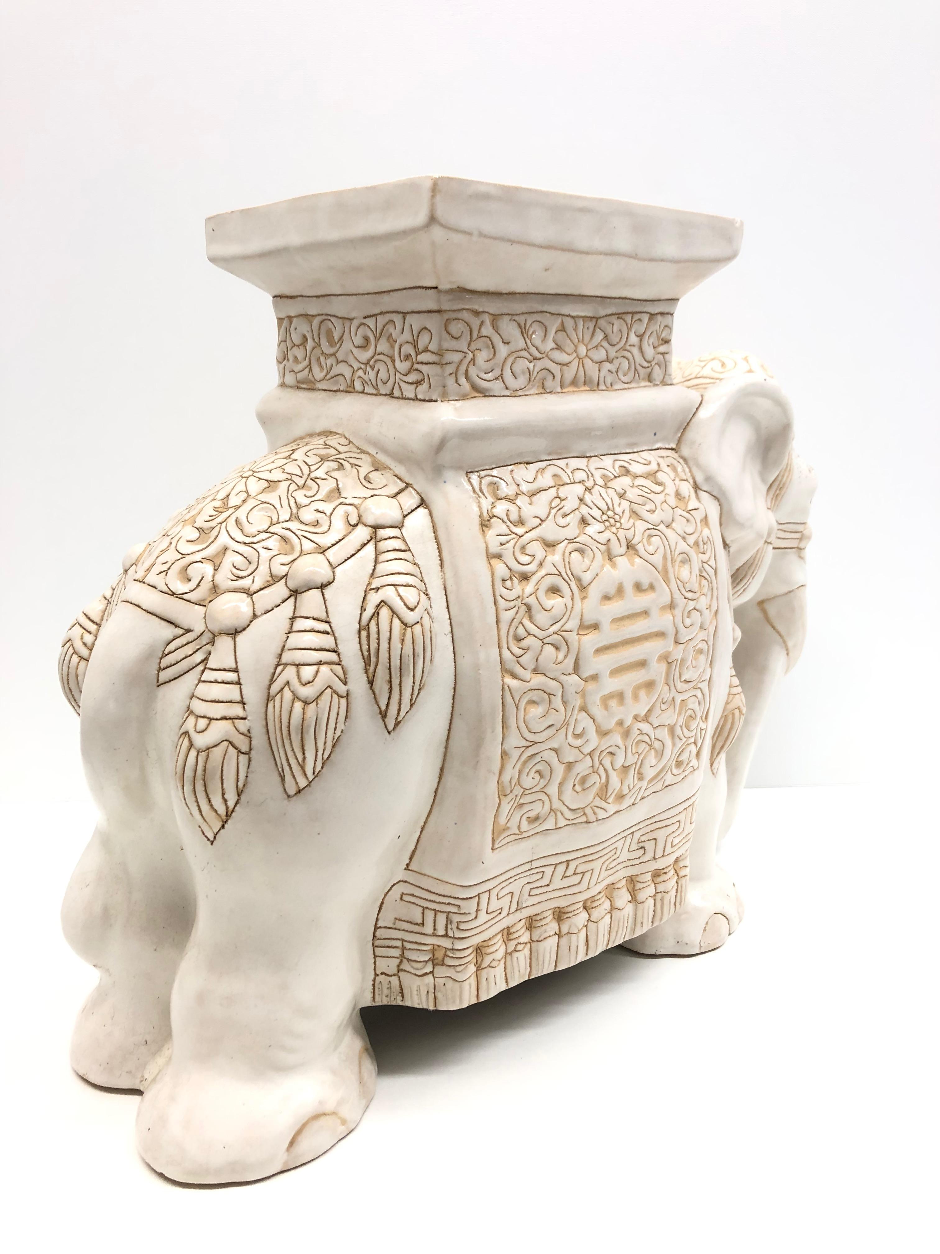 Mitte des 20. Jahrhunderts glasierter Keramik-Elefanten-Gartenhocker:: Blumentopfsitz oder Beistelltisch. Handgefertigt aus Keramik. Eine schöne Ergänzung für Ihr Haus:: Ihre Terrasse oder Ihren Garten. Eine schöne Ergänzung für jedes Zimmer:: jede
