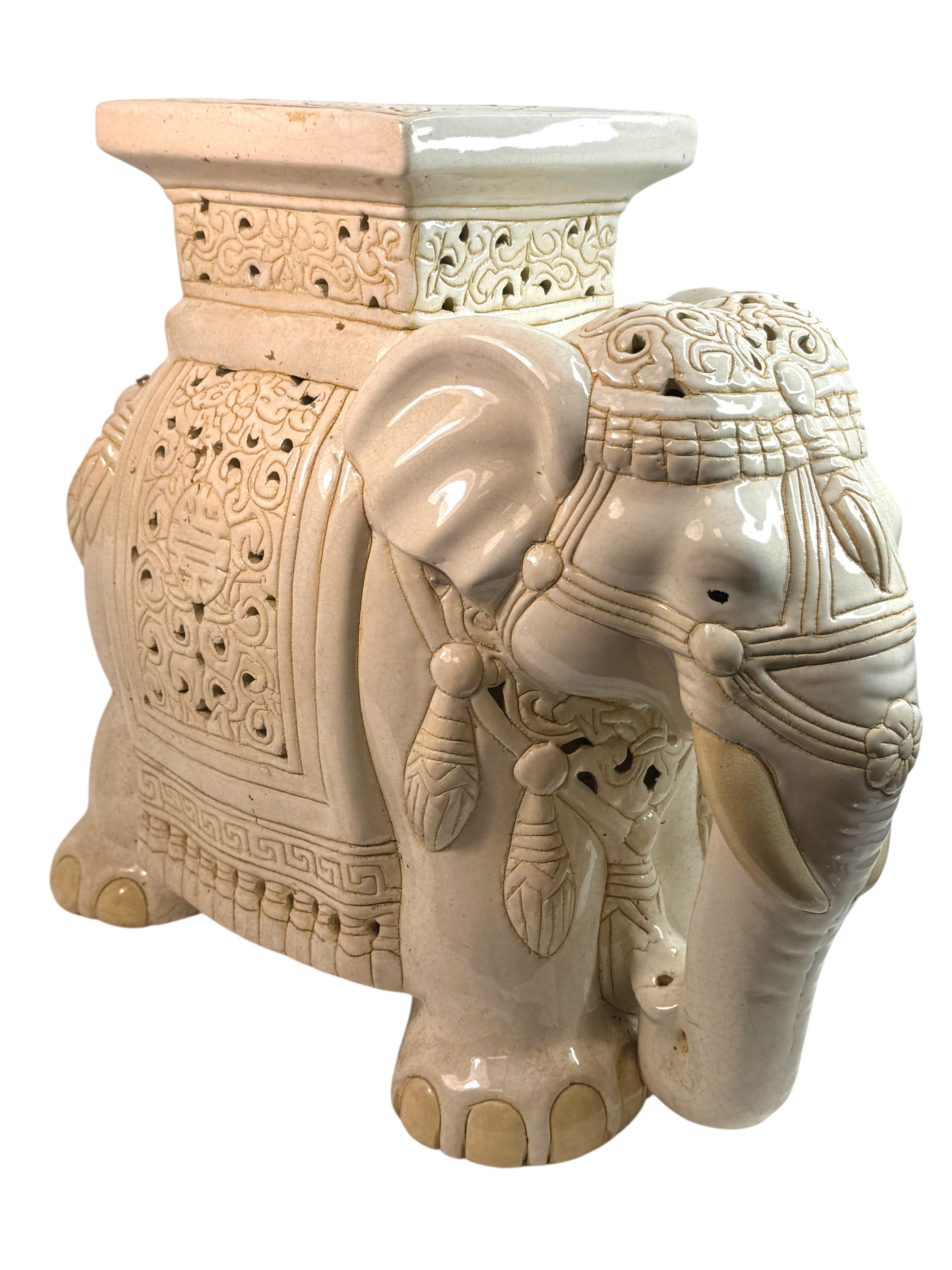 Hollywood Regency Chinese Ivory Colored Elephant Garden Plant Stand or Seat Regencia de Hollywood en venta