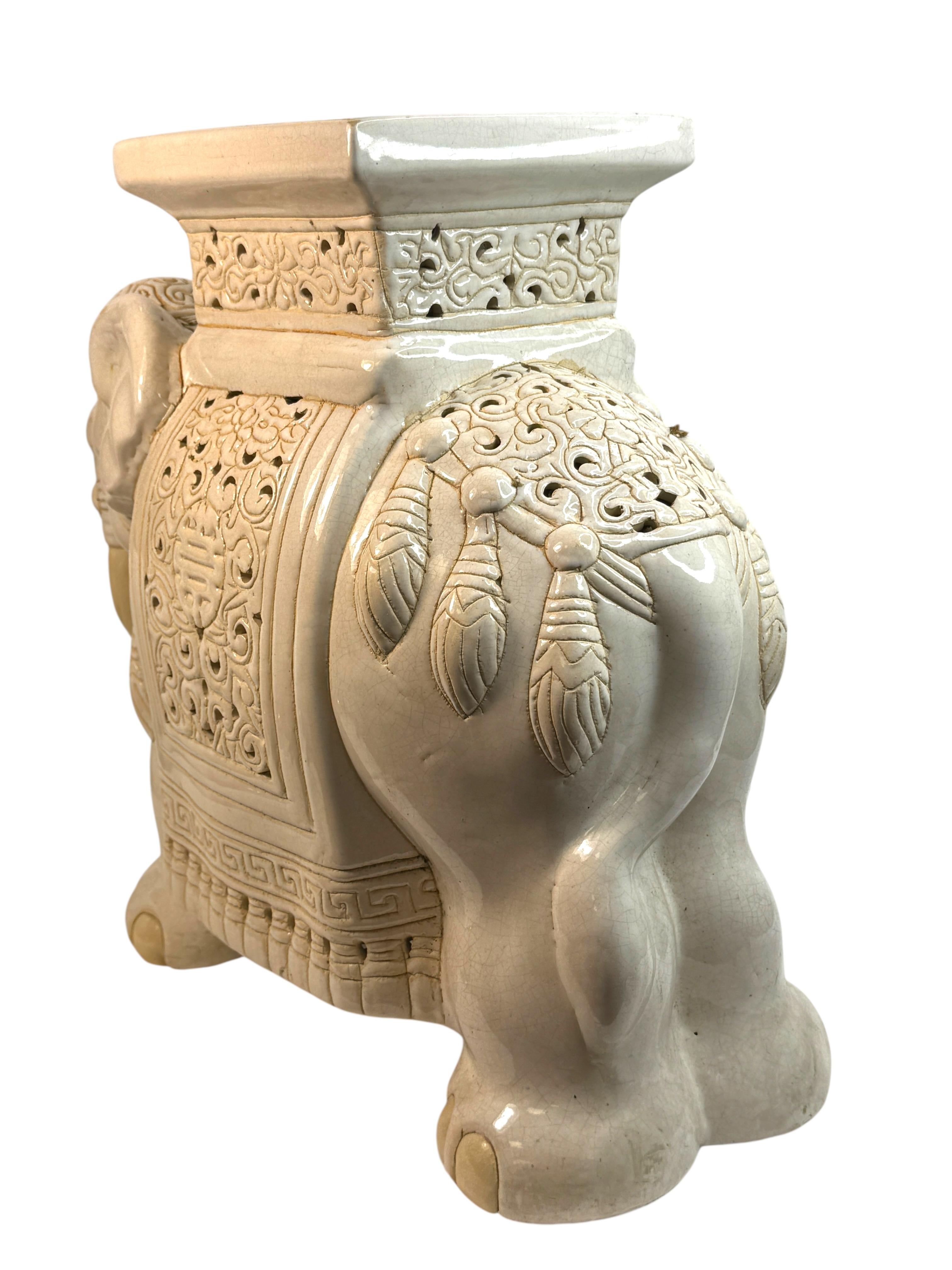 Hollywood Regency Chinese Ivory Colored Elephant Garden Plant Stand or Seat Alemán en venta