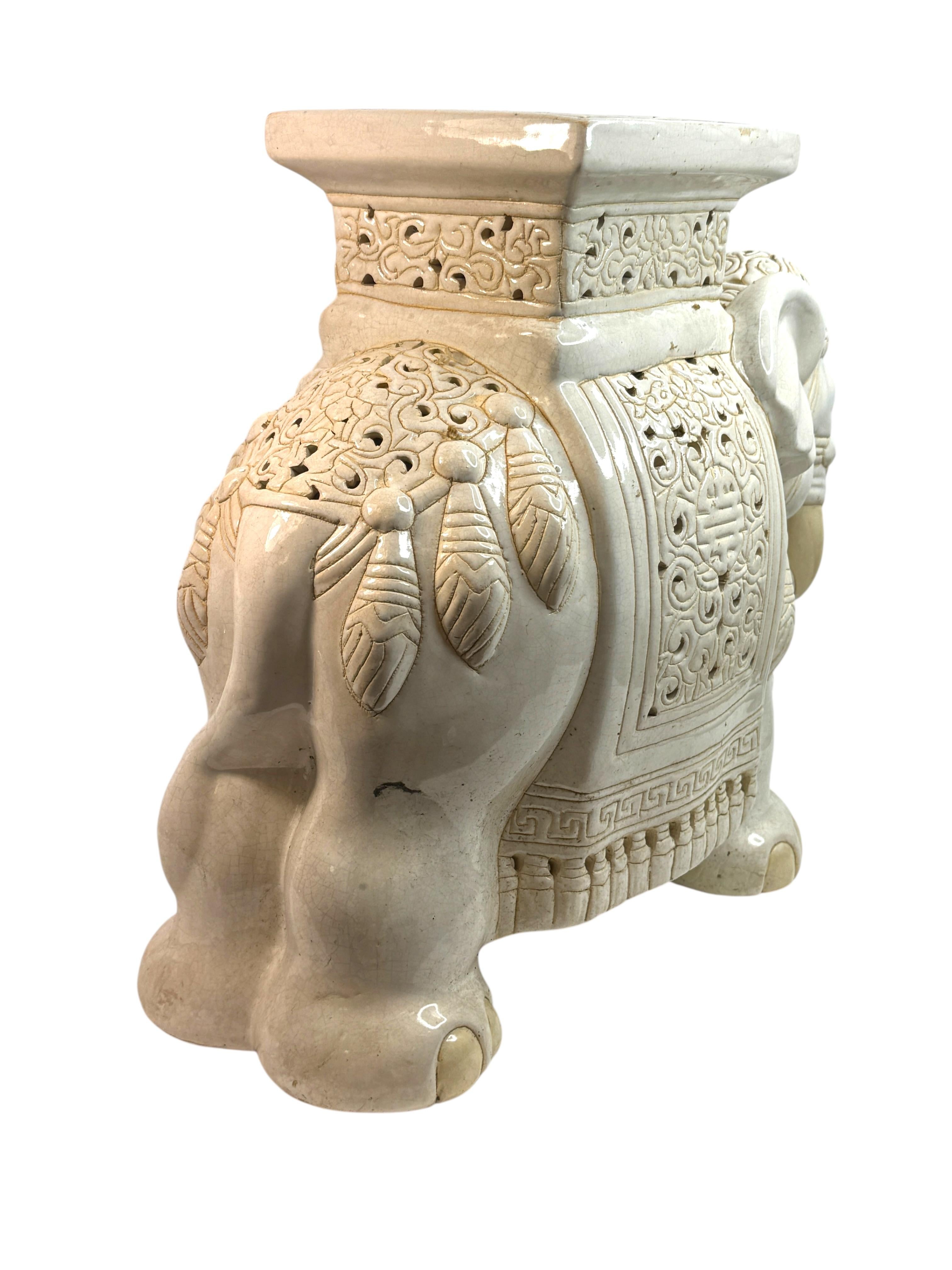 Hollywood Regency Chinese Ivory Colored Elephant Garden Plant Stand or Seat en Bueno estado para la venta en Nuernberg, DE