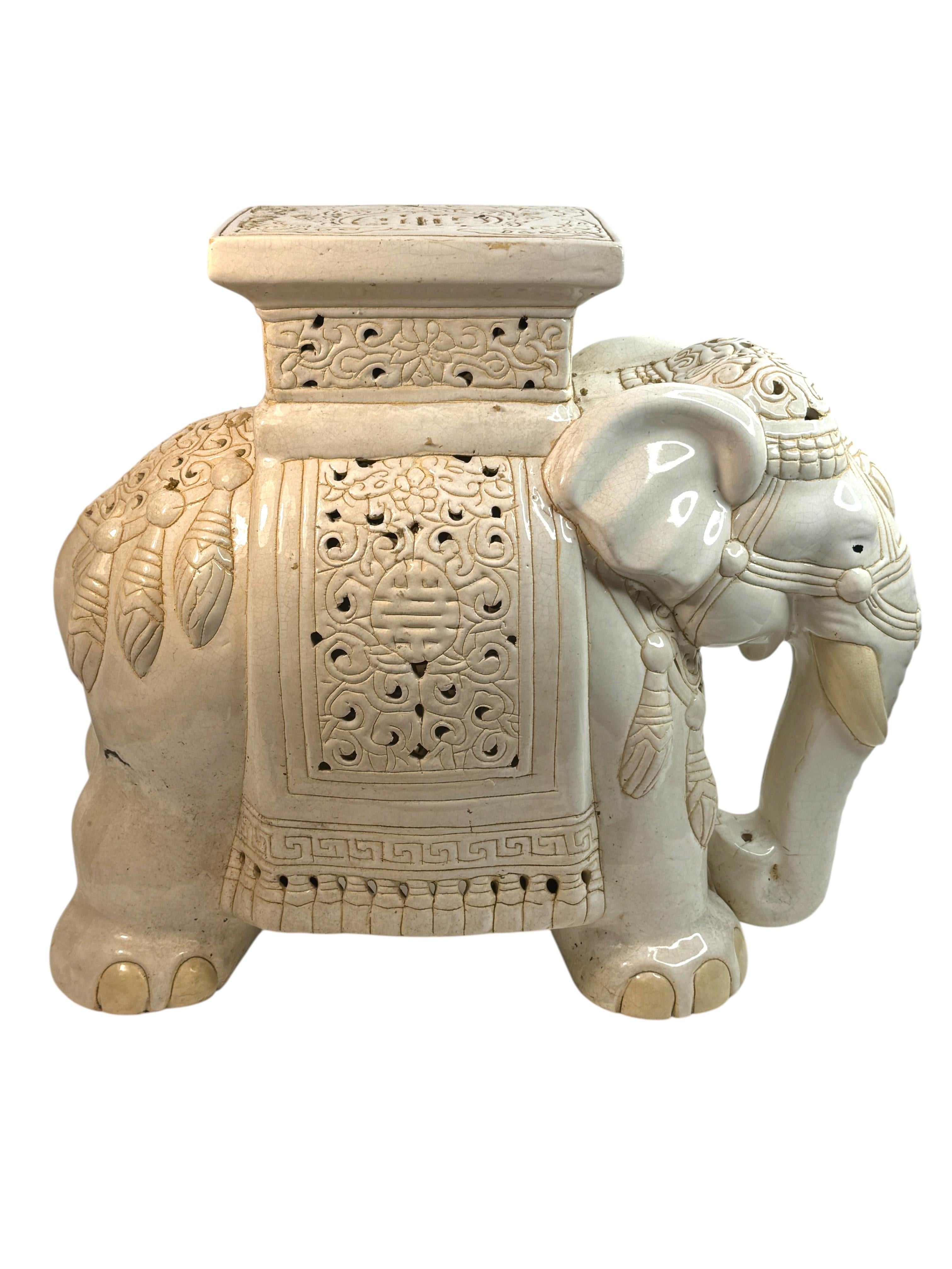 Hollywood Regency Chinese Ivory Colored Elephant Garden Plant Stand or Seat mediados del siglo XX en venta