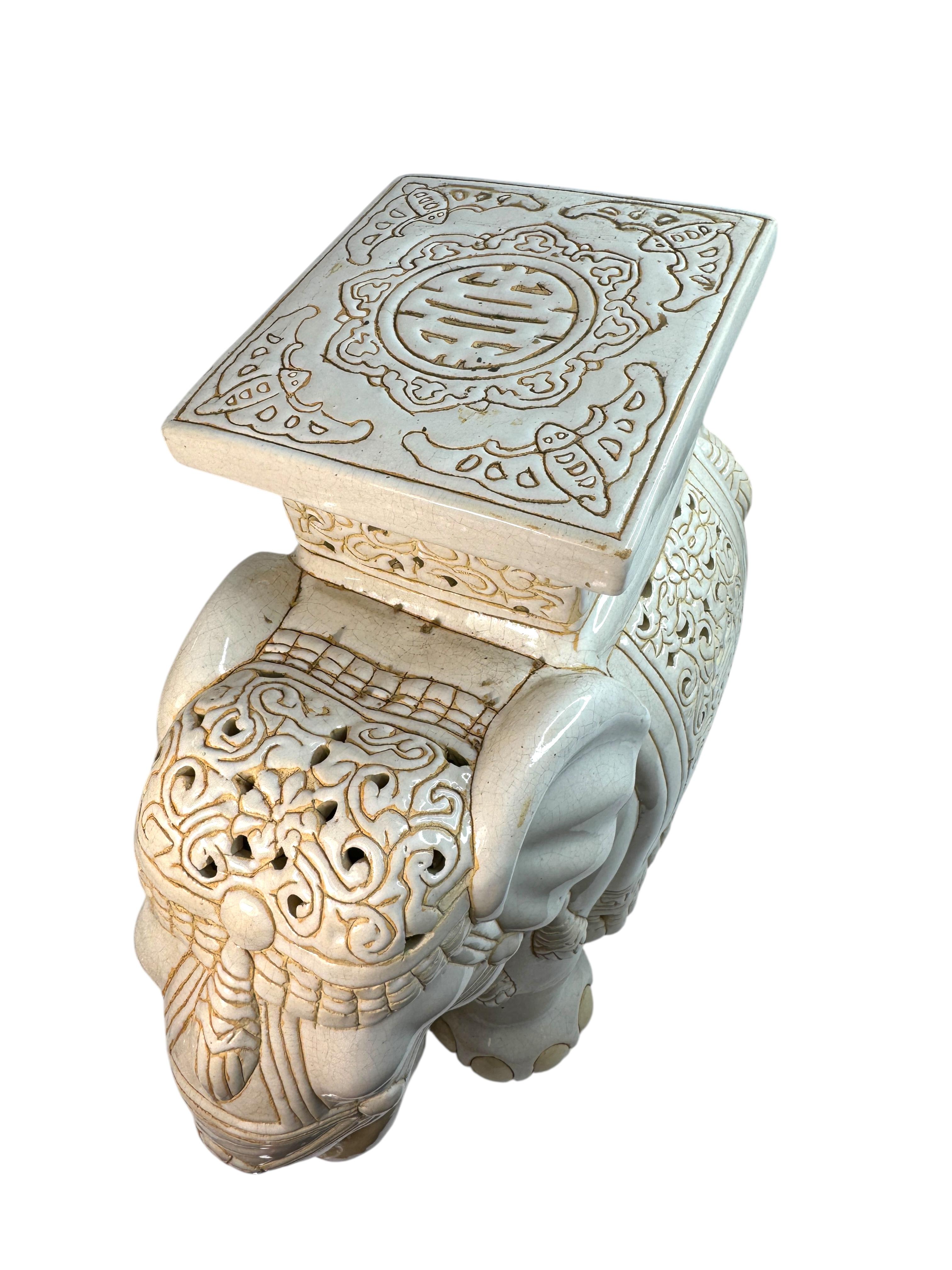 Hollywood Regency Chinese Ivory Colored Elephant Garden Plant Stand or Seat Cerámico en venta