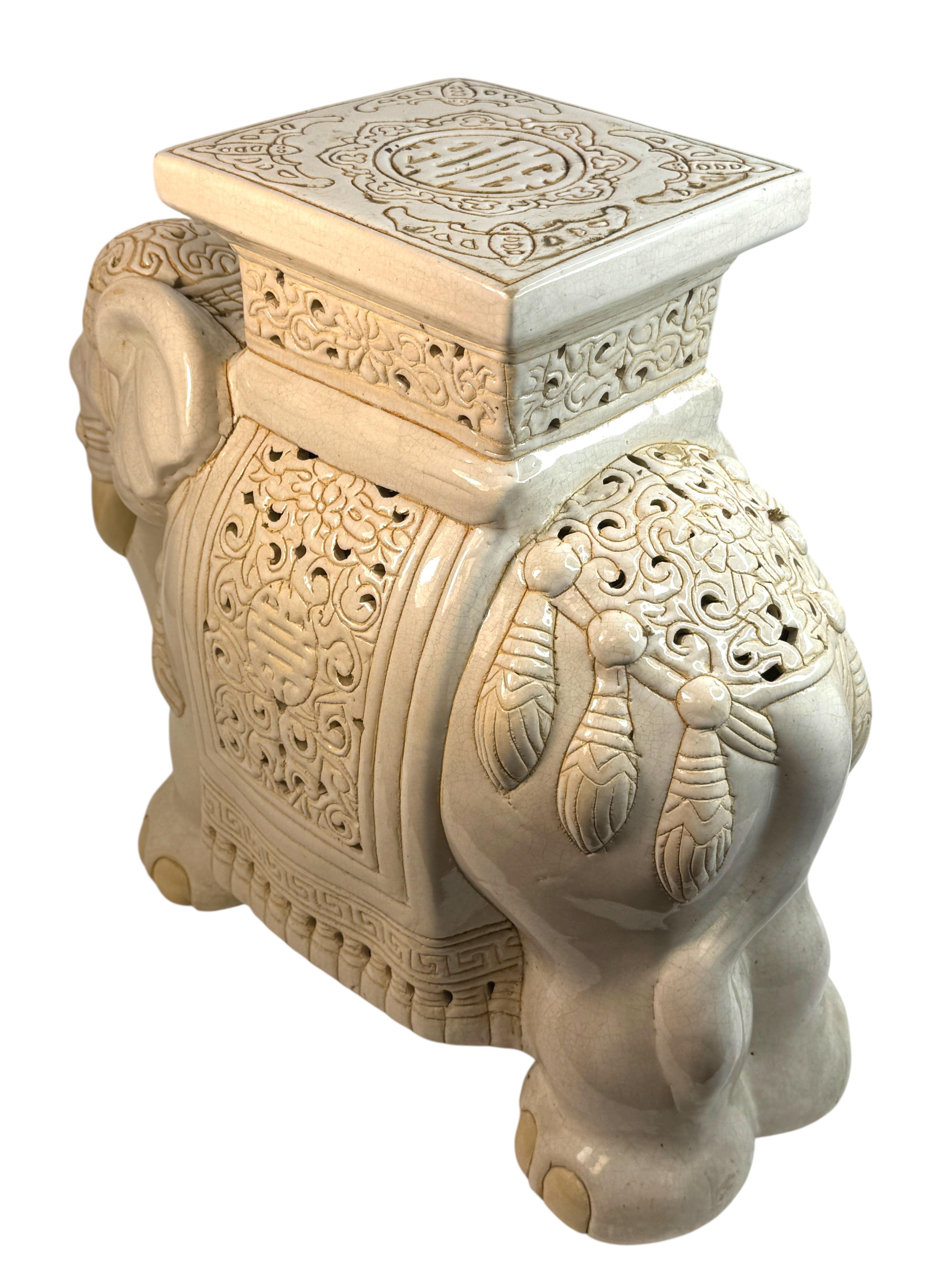 Hollywood Regency Chinese Ivory Colored Elephant Garden Plant Stand or Seat en venta 1