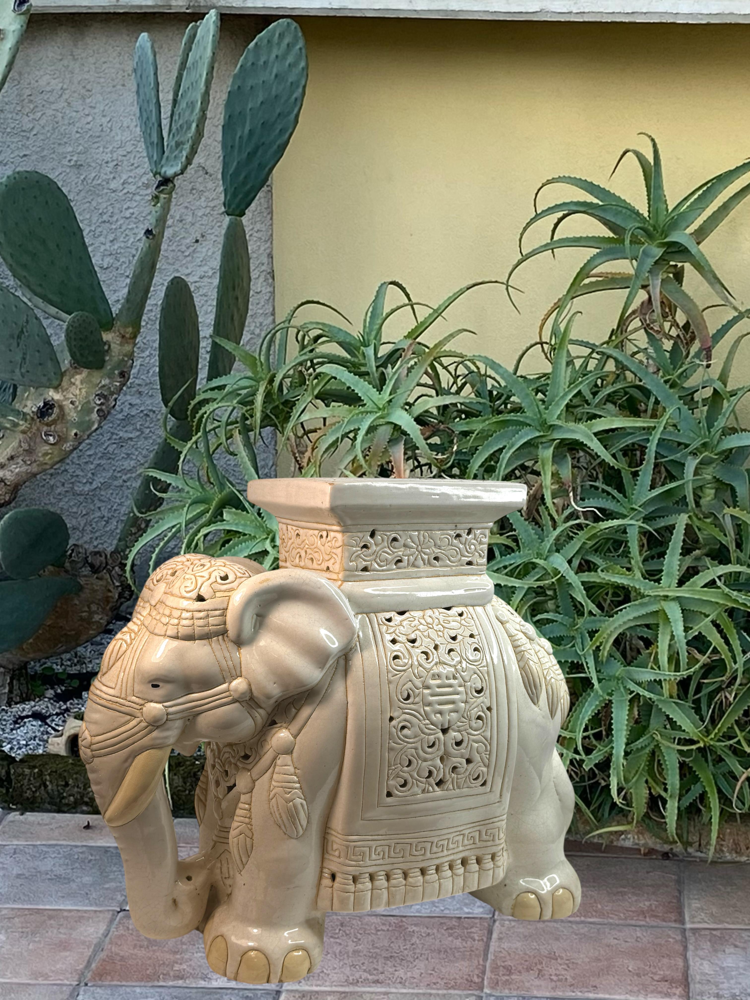 Hollywood Regency Chinese Ivory Colored Elephant Garden Plant Stand or Seat en venta 2