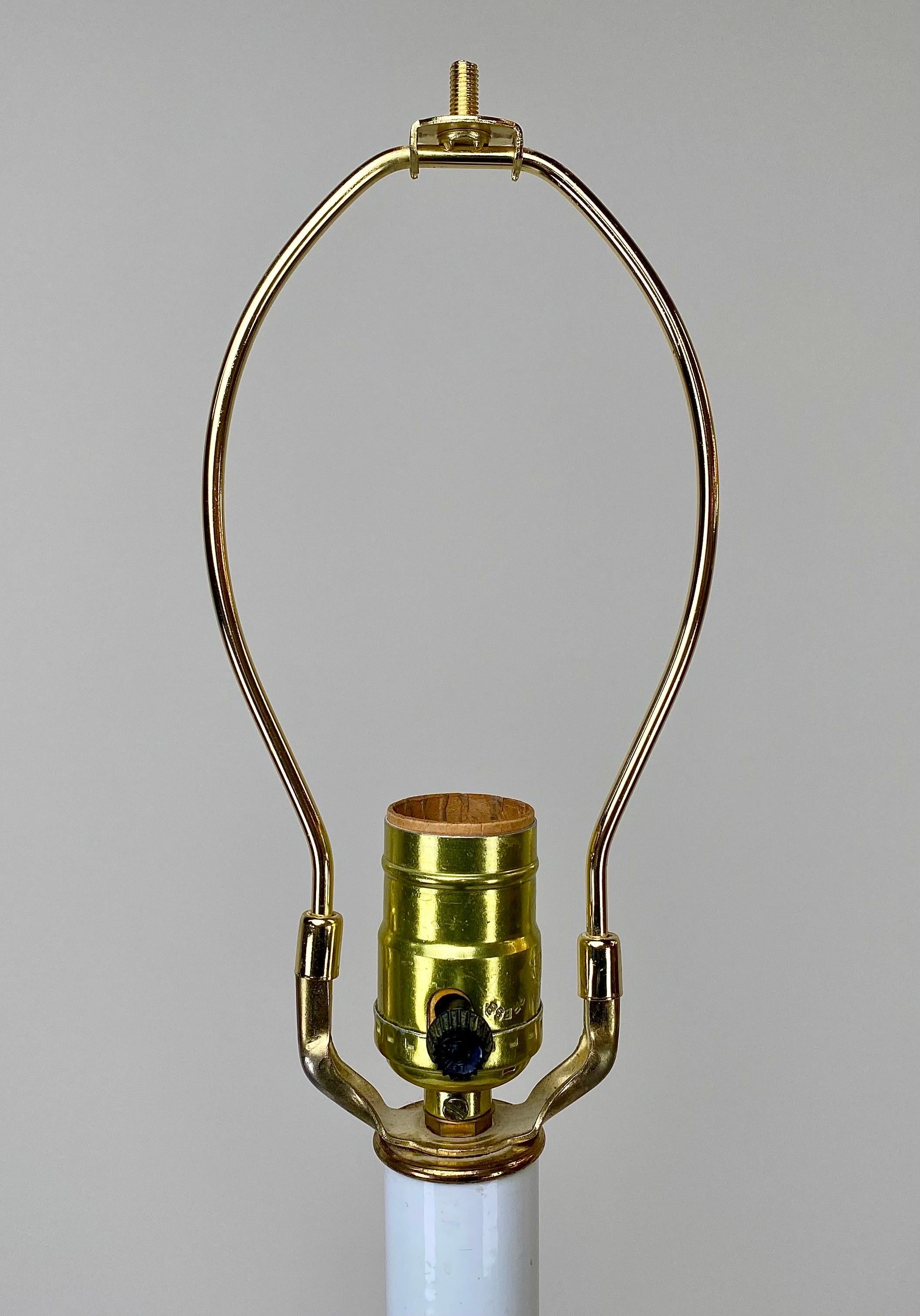 Hollywood-Regency-Tischlampe aus Bronze im chinesischen Stil, filigranes Design, gestuftes Design, Paar im Angebot 5