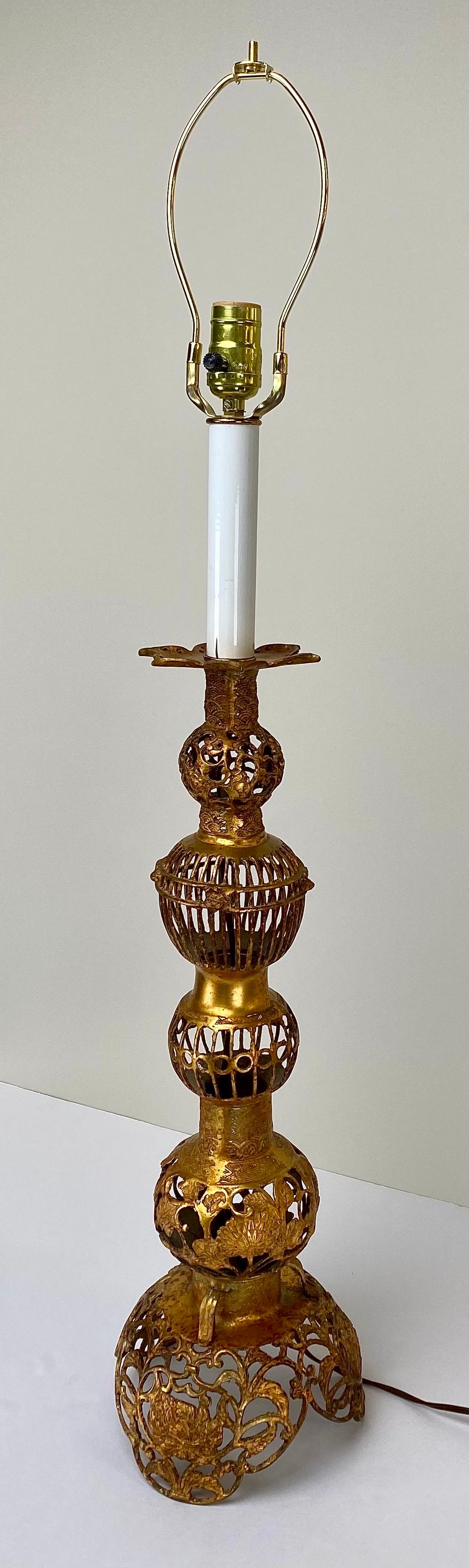 Hollywood-Regency-Tischlampe aus Bronze im chinesischen Stil, filigranes Design, gestuftes Design, Paar im Angebot 6