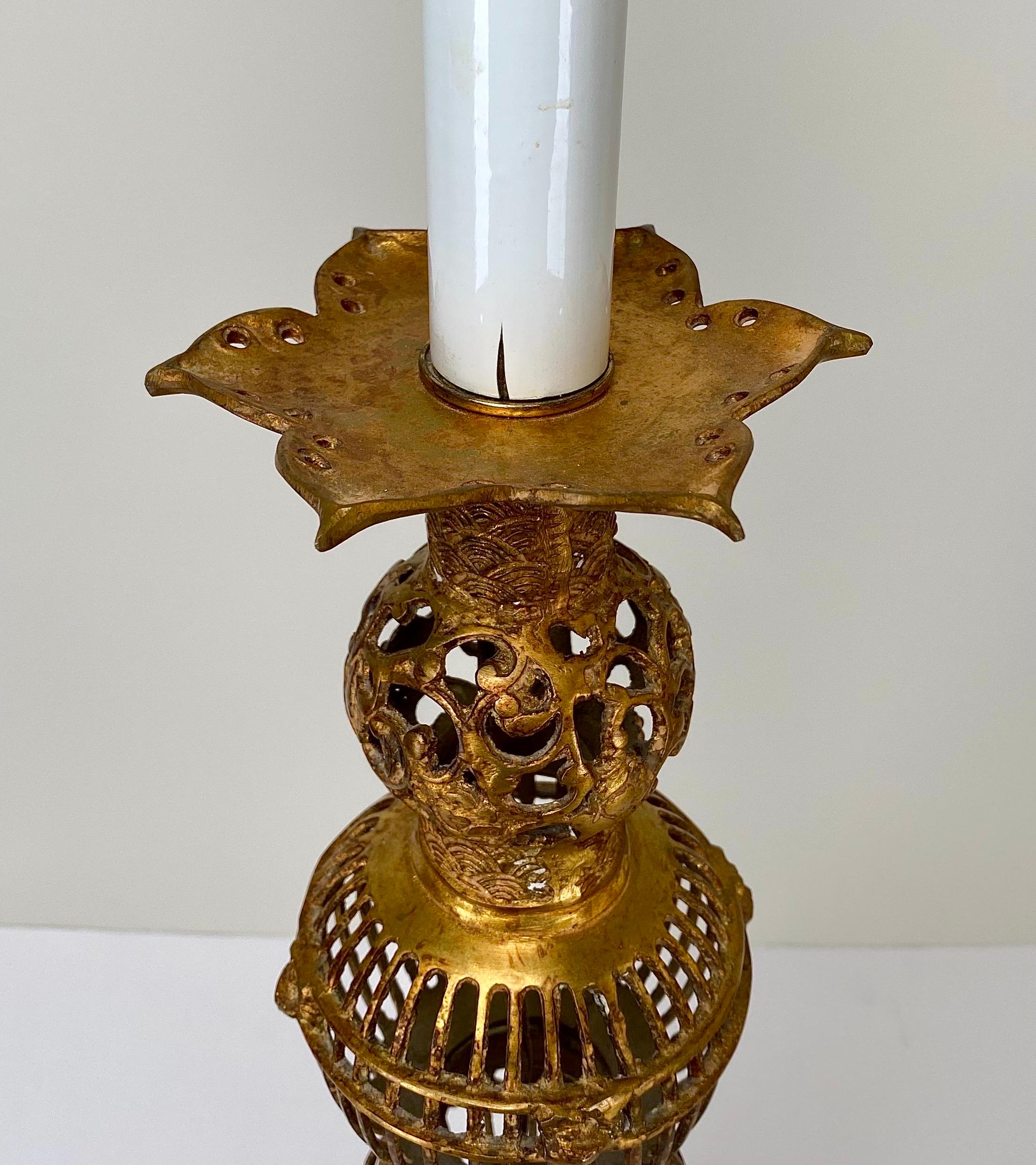 Lampada da tavolo a livelli in stile cinese Hollywood Regency in bronzo con design a filigrana, una coppia in vendita 8