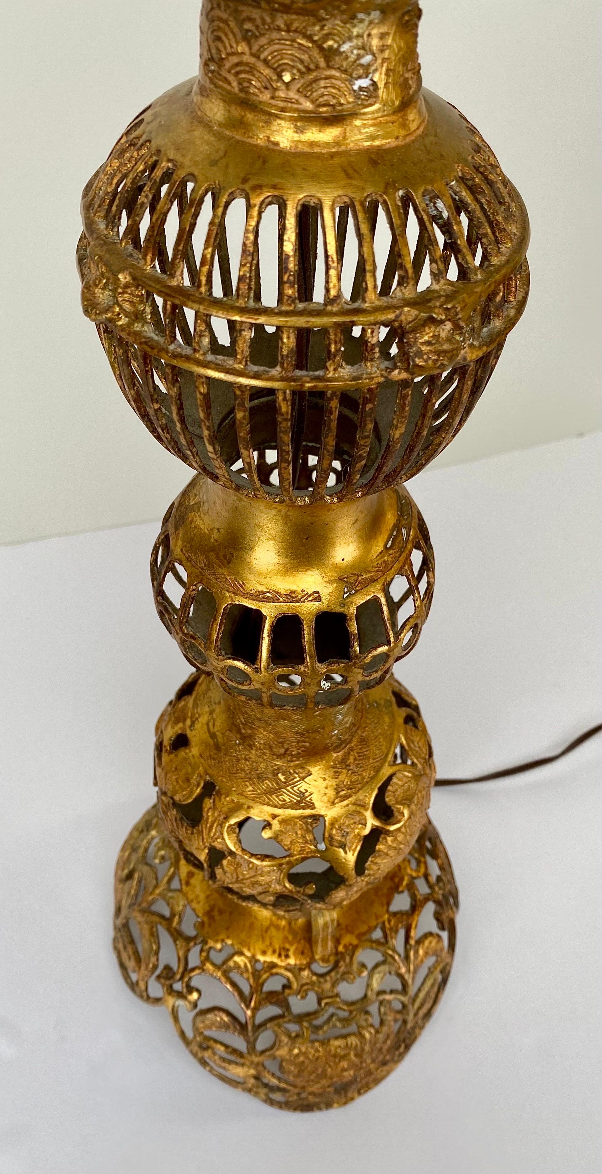 Hollywood-Regency-Tischlampe aus Bronze im chinesischen Stil, filigranes Design, gestuftes Design, Paar im Angebot 9