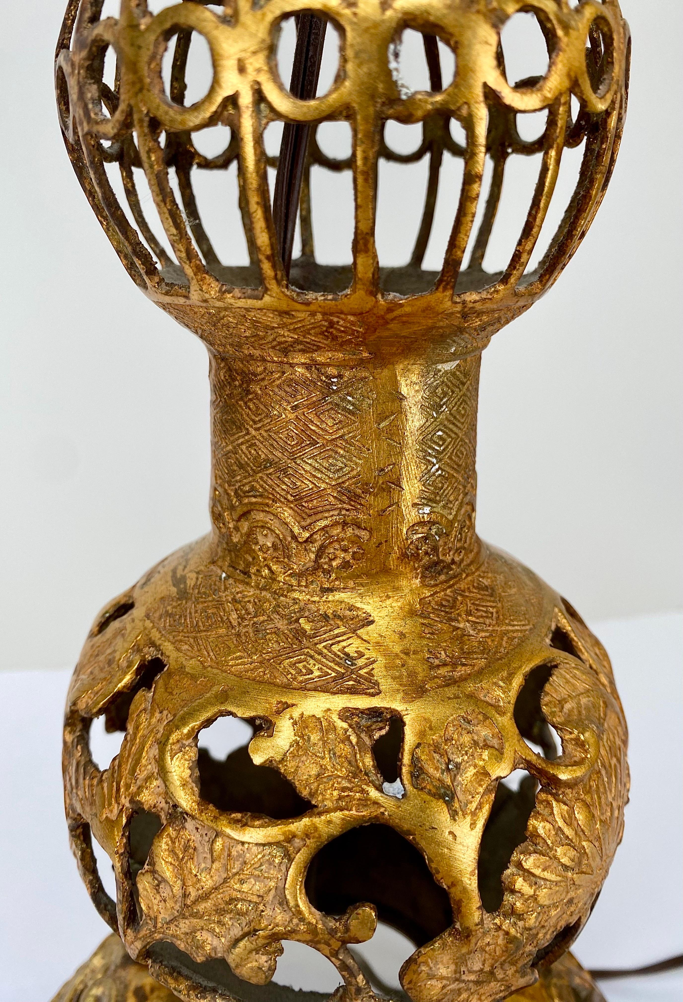 Hollywood-Regency-Tischlampe aus Bronze im chinesischen Stil, filigranes Design, gestuftes Design, Paar im Angebot 10