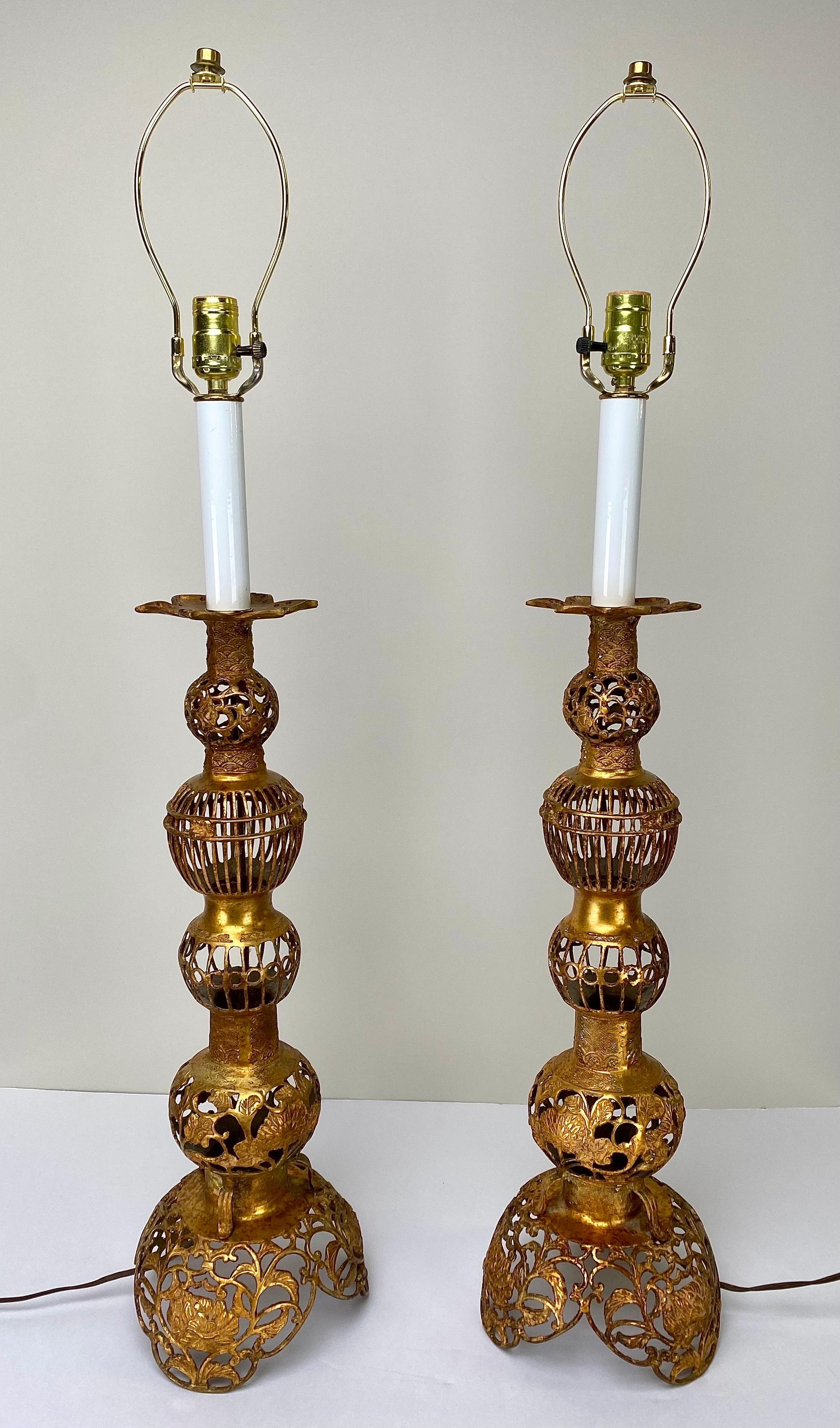 Hollywood-Regency-Tischlampe aus Bronze im chinesischen Stil, filigranes Design, gestuftes Design, Paar (Hollywood Regency) im Angebot