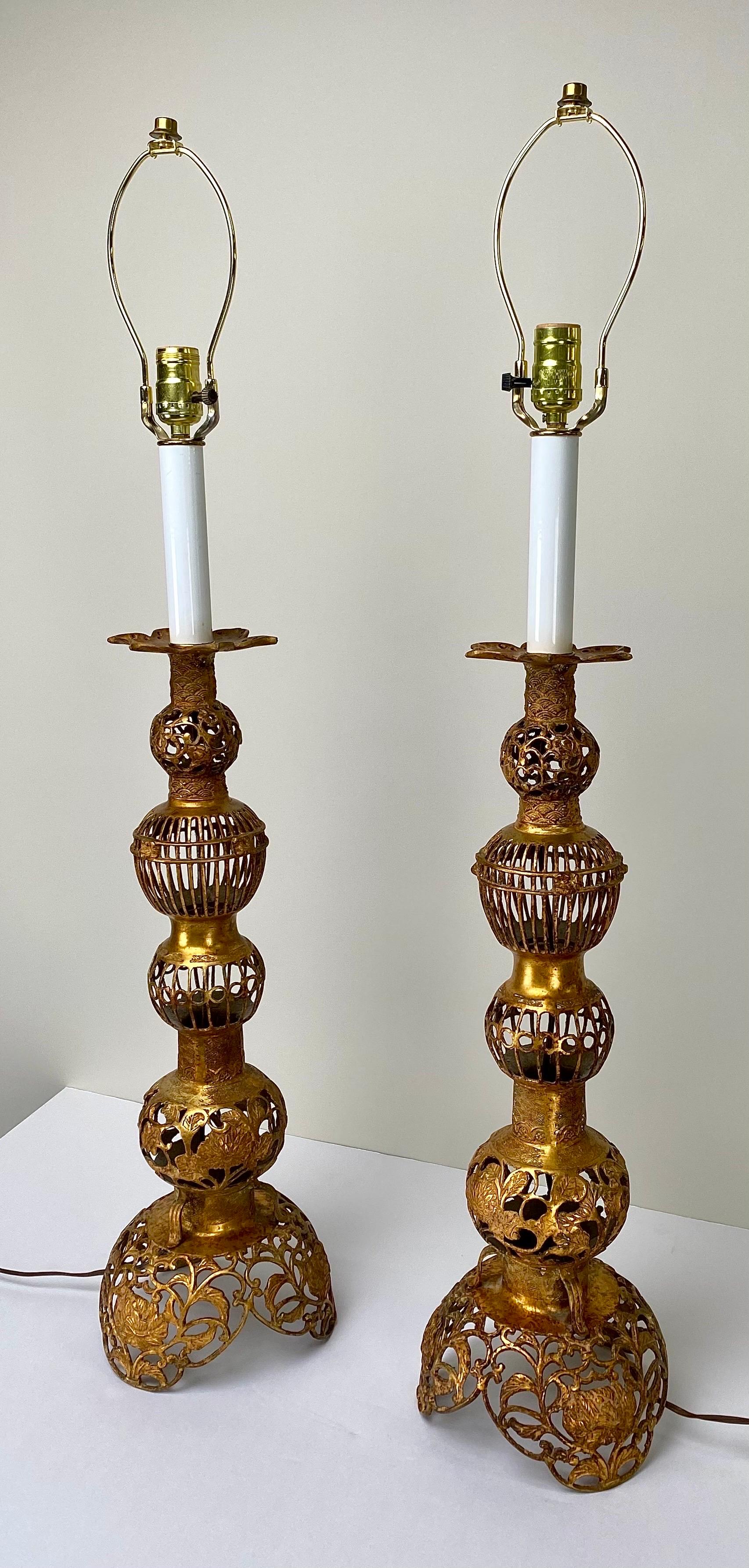 20ième siècle Paire de lampes de table à étages de style chinois Hollywood Regency en bronze filigrane en vente