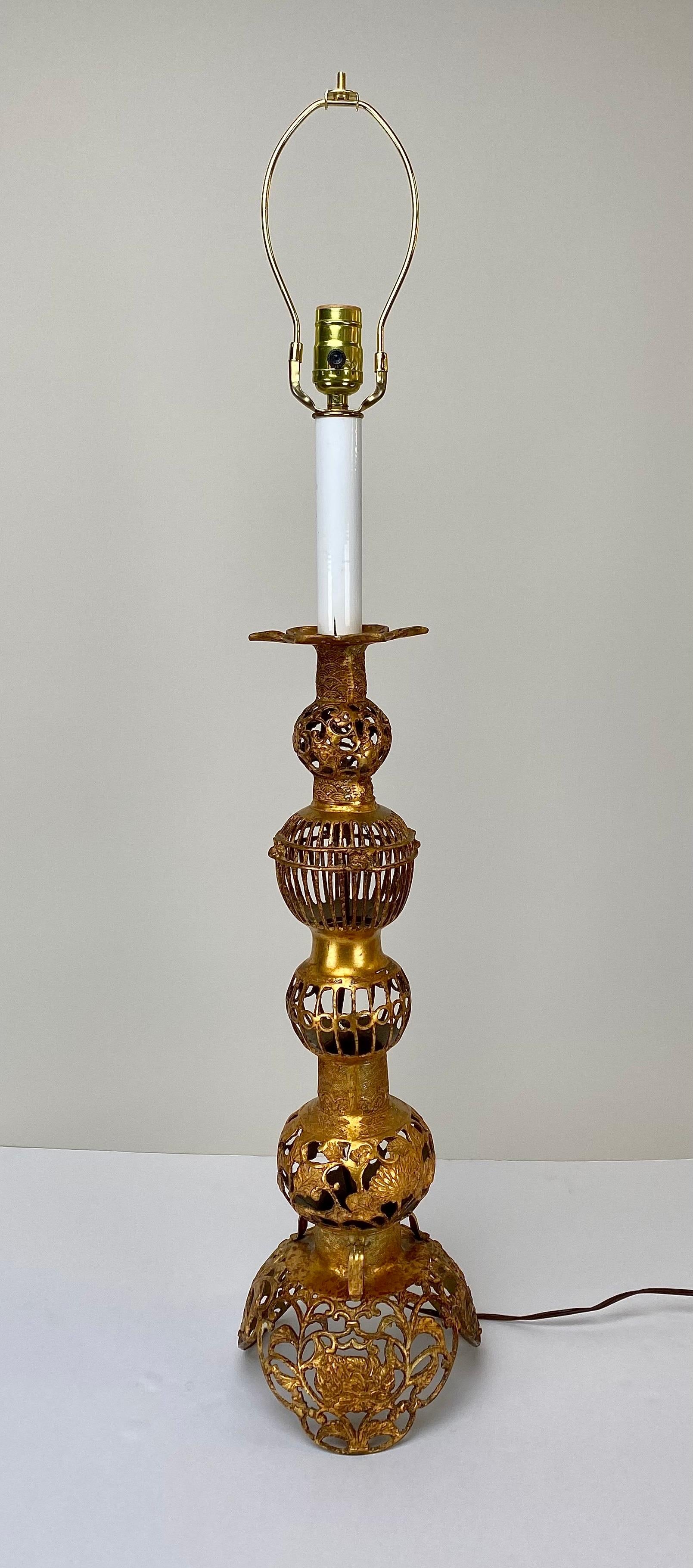 Hollywood-Regency-Tischlampe aus Bronze im chinesischen Stil, filigranes Design, gestuftes Design, Paar (20. Jahrhundert) im Angebot