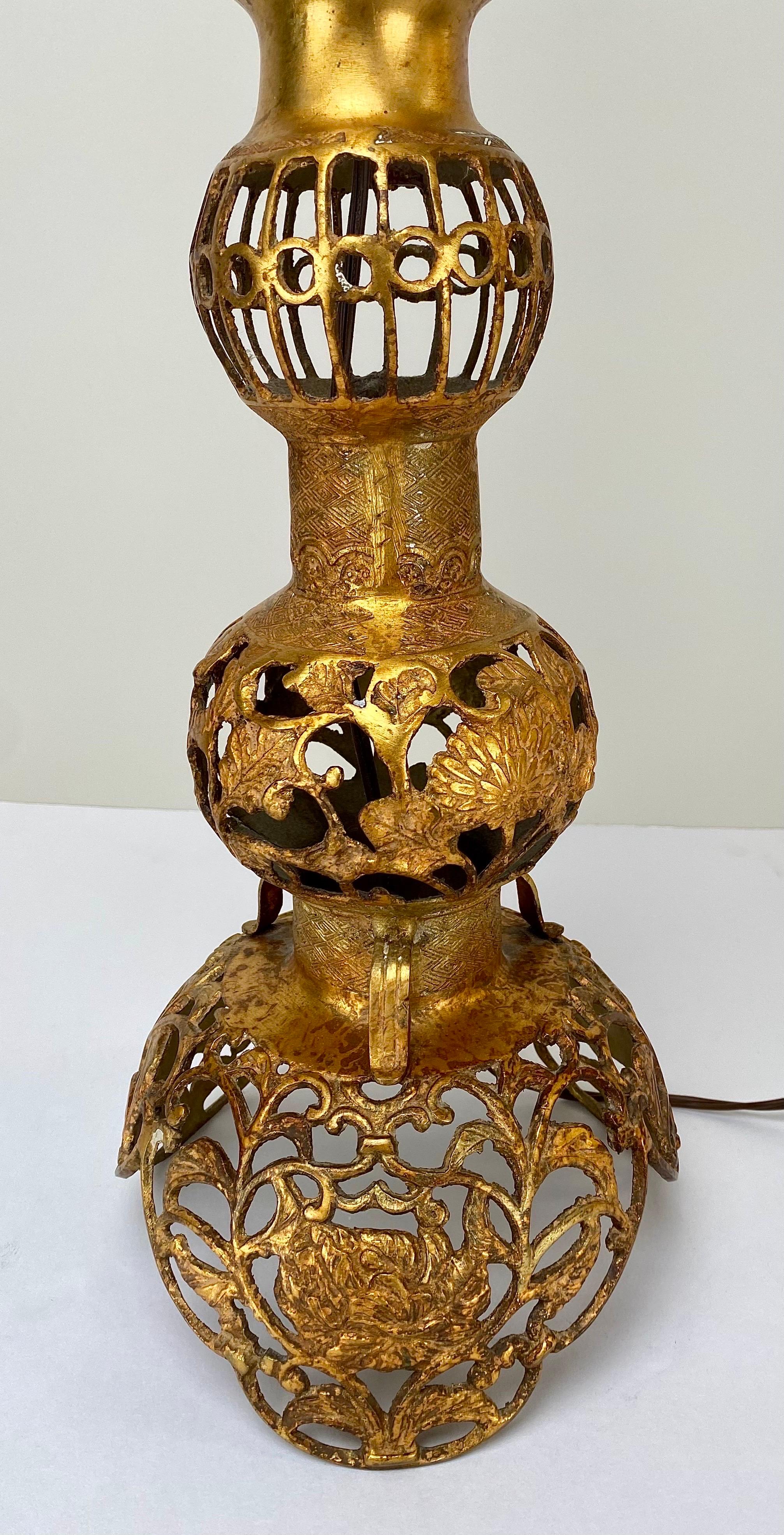 Lampada da tavolo a livelli in stile cinese Hollywood Regency in bronzo con design a filigrana, una coppia in vendita 2