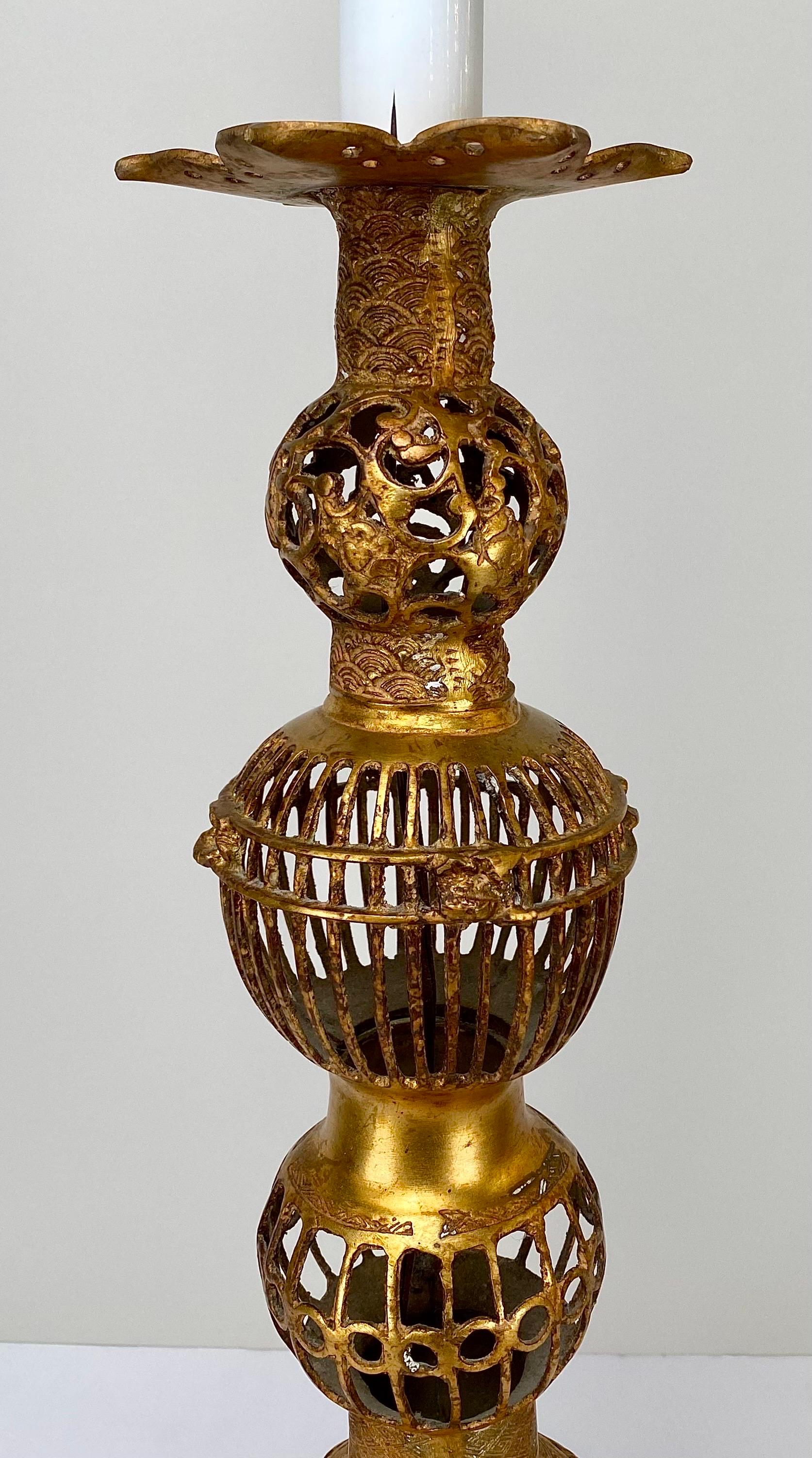 Hollywood-Regency-Tischlampe aus Bronze im chinesischen Stil, filigranes Design, gestuftes Design, Paar im Angebot 3
