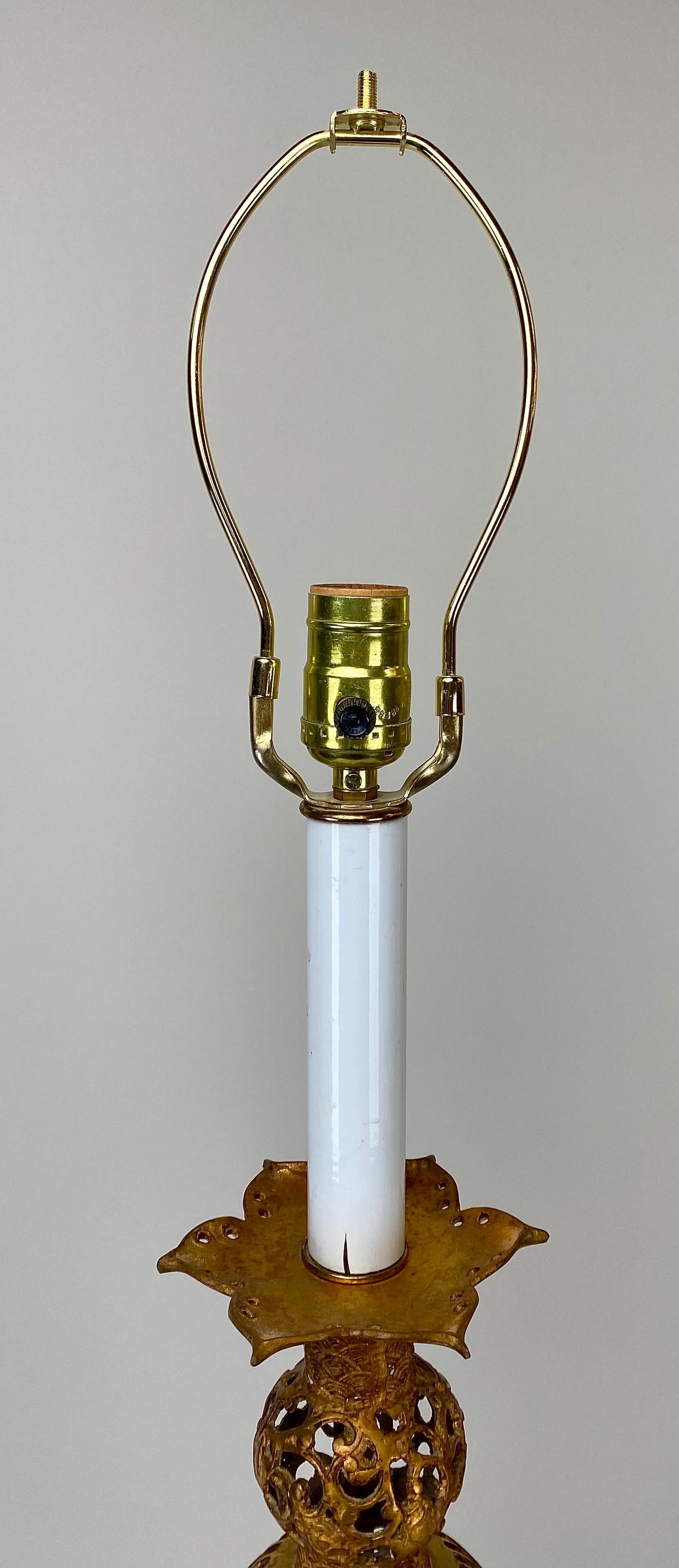 Hollywood-Regency-Tischlampe aus Bronze im chinesischen Stil, filigranes Design, gestuftes Design, Paar im Angebot 4